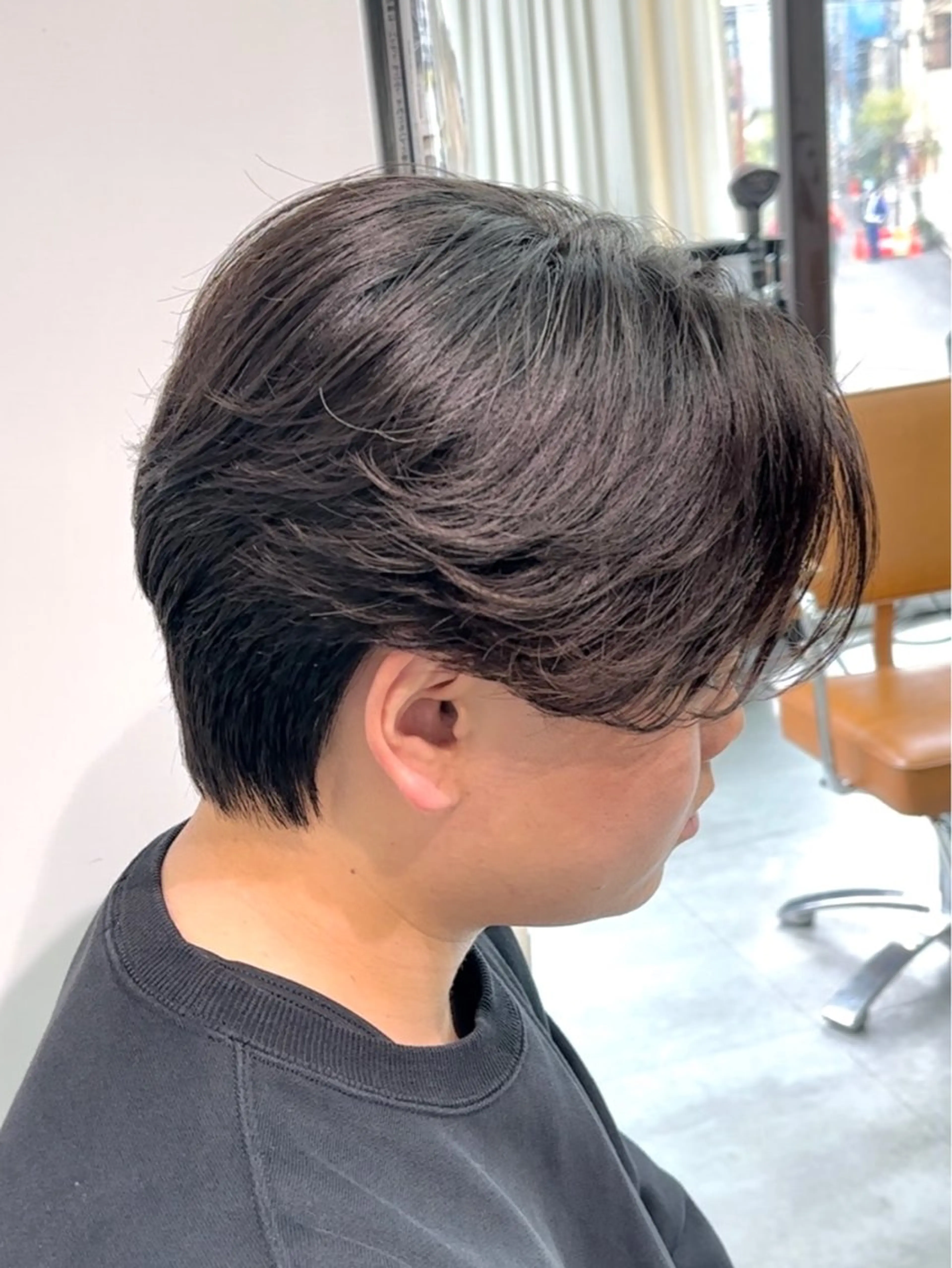 メンズ メンズブリーチ センターパート メンズパーマ SALOWIN渋谷caldo店B1所属・岐津公太 メンズ縮毛矯正のプロのヘアスタイル