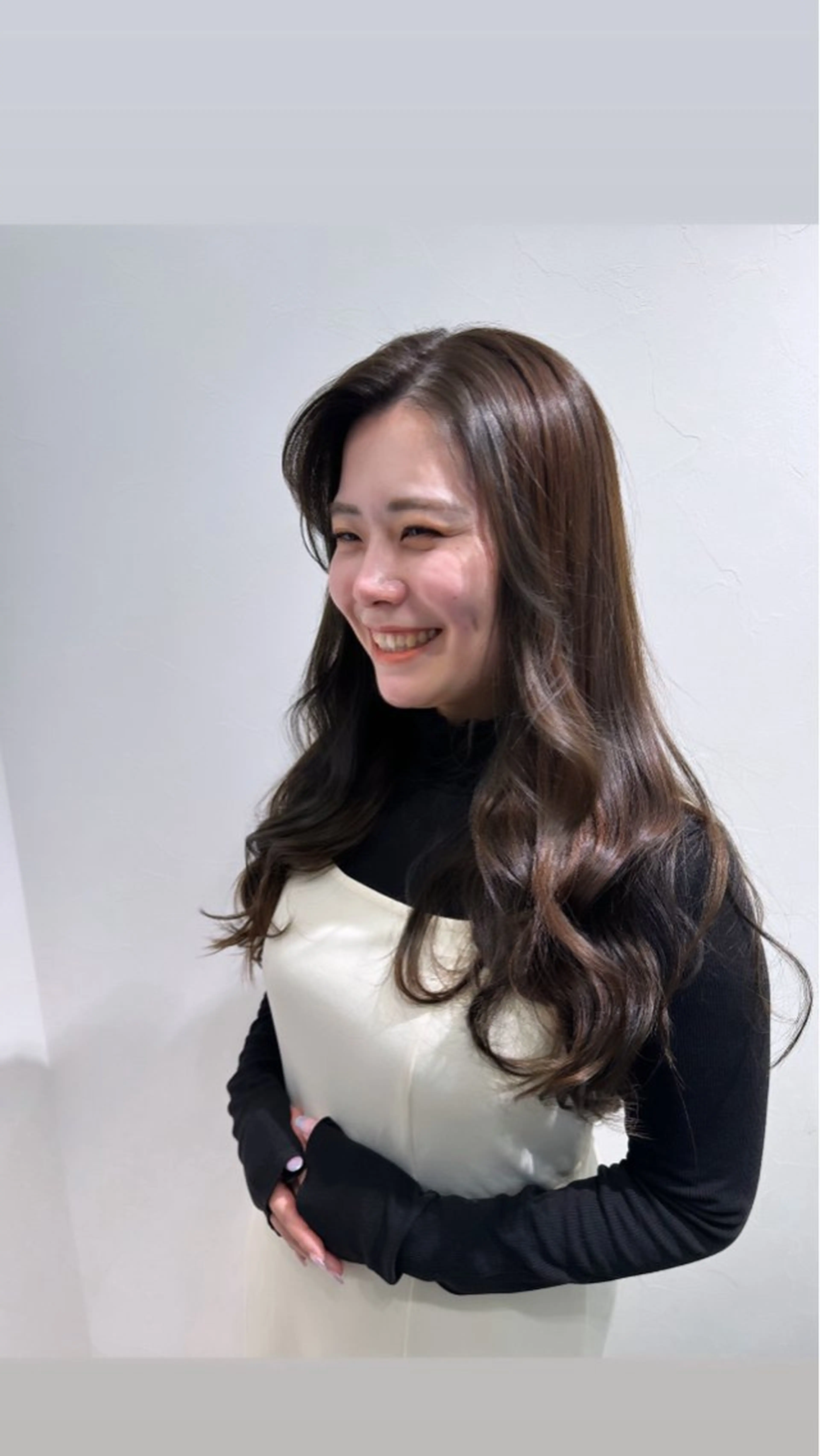 ロング カラー ベージュカラー オリーブベージュ かきあげバング ロング 髪質改善×艶カラー Haruのヘアスタイル