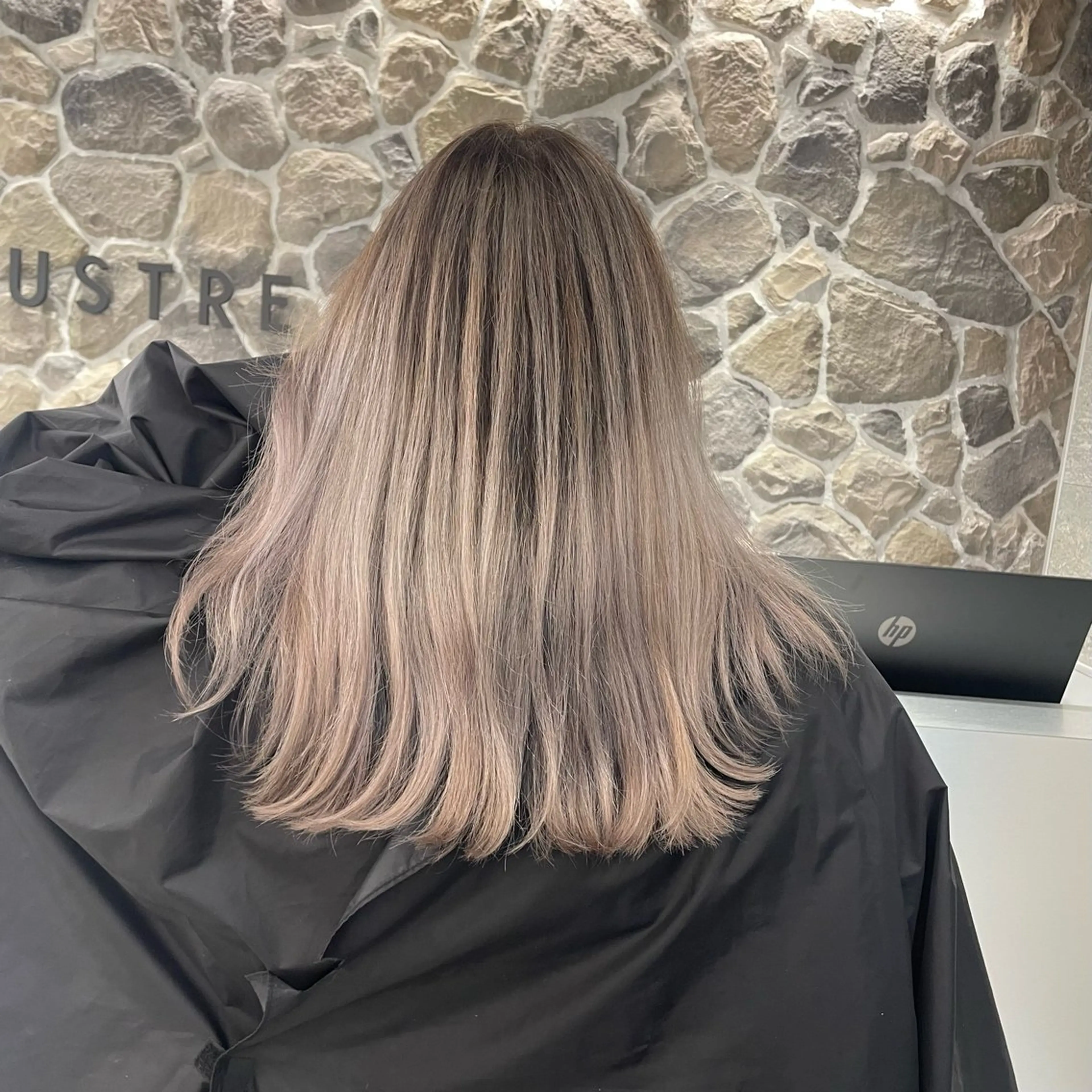 セミロング ヘアカラー 🦋MAHO🦋 デザインカラーのヘアスタイル