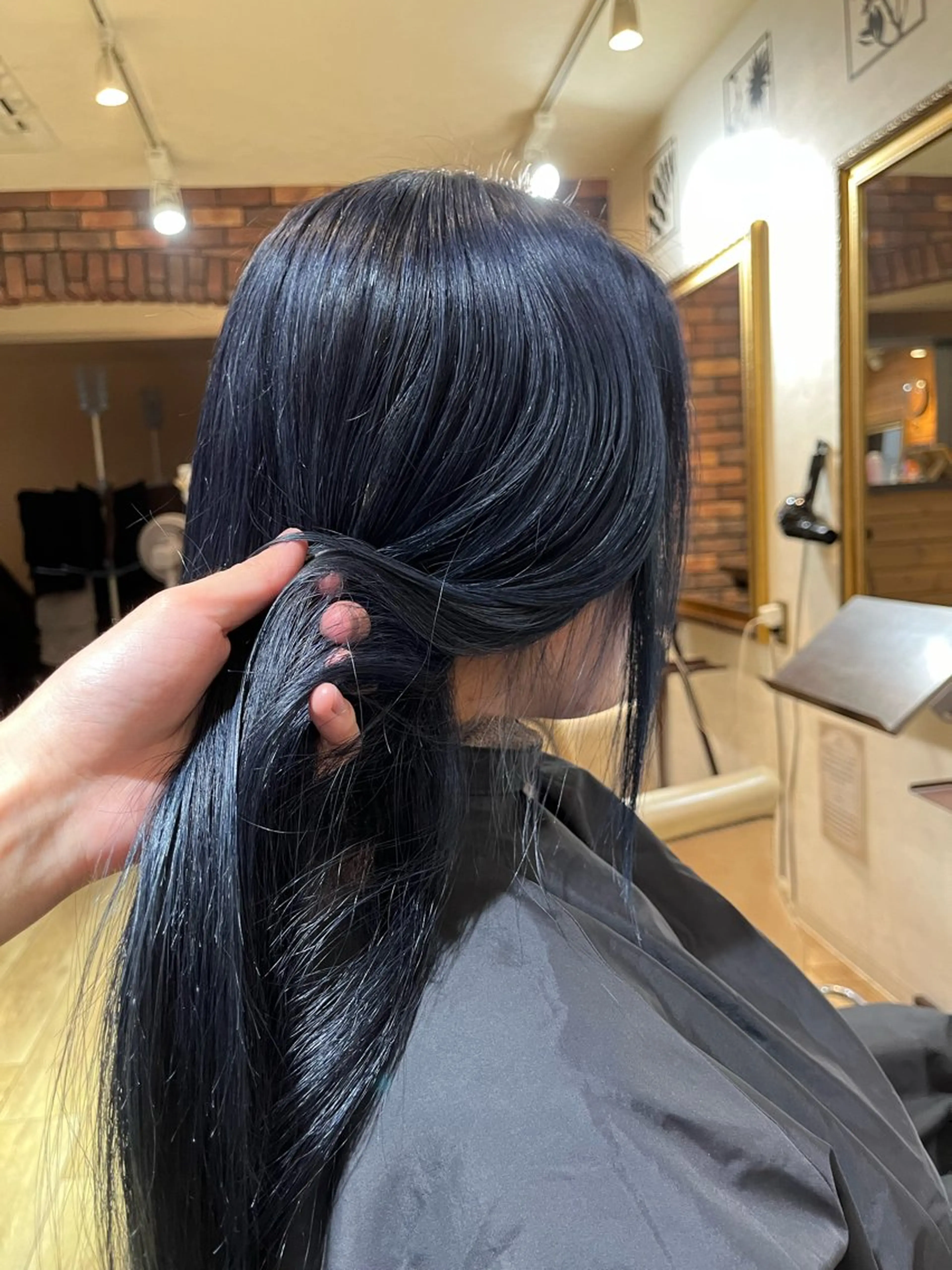 ロング カラー ブリーチ ネイビーカラー ヘアカラー VOYAGE所属・中園 康のヘアスタイル