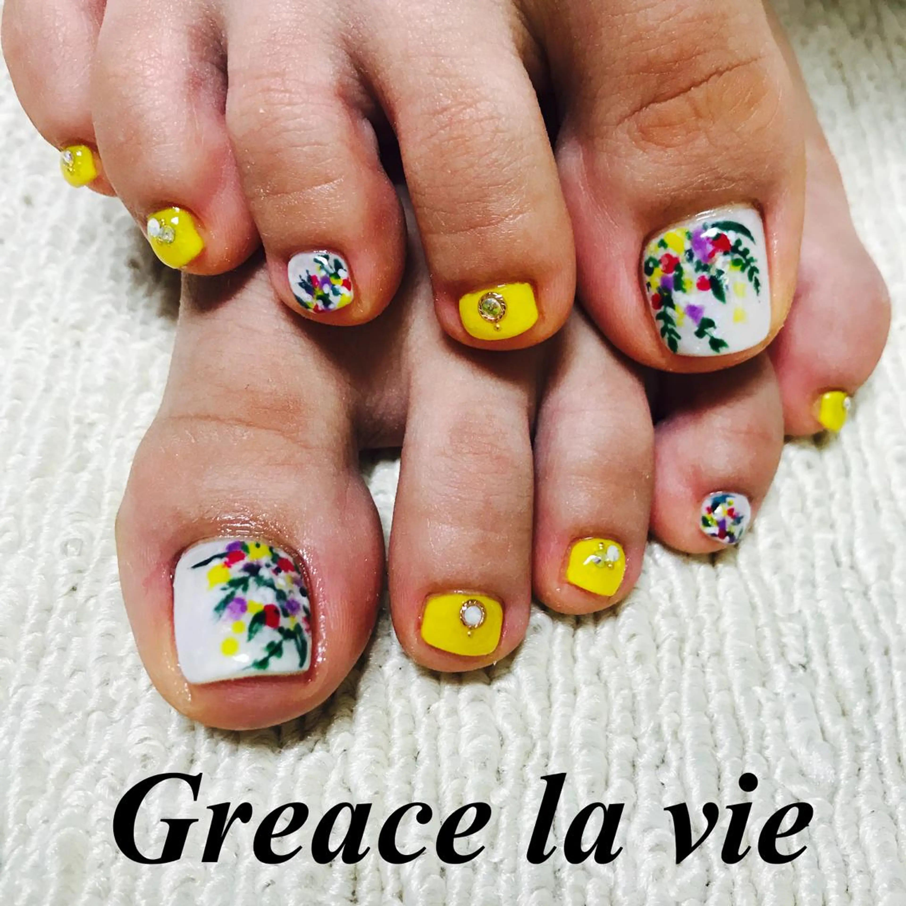 ミディアム カラー キッズ ネイル マツエク・マツパ ゴージャス クリスマス アートネイル 長さ出し フラワーネイル Greace la vie所属・Greace  la vieのネイルデザイン