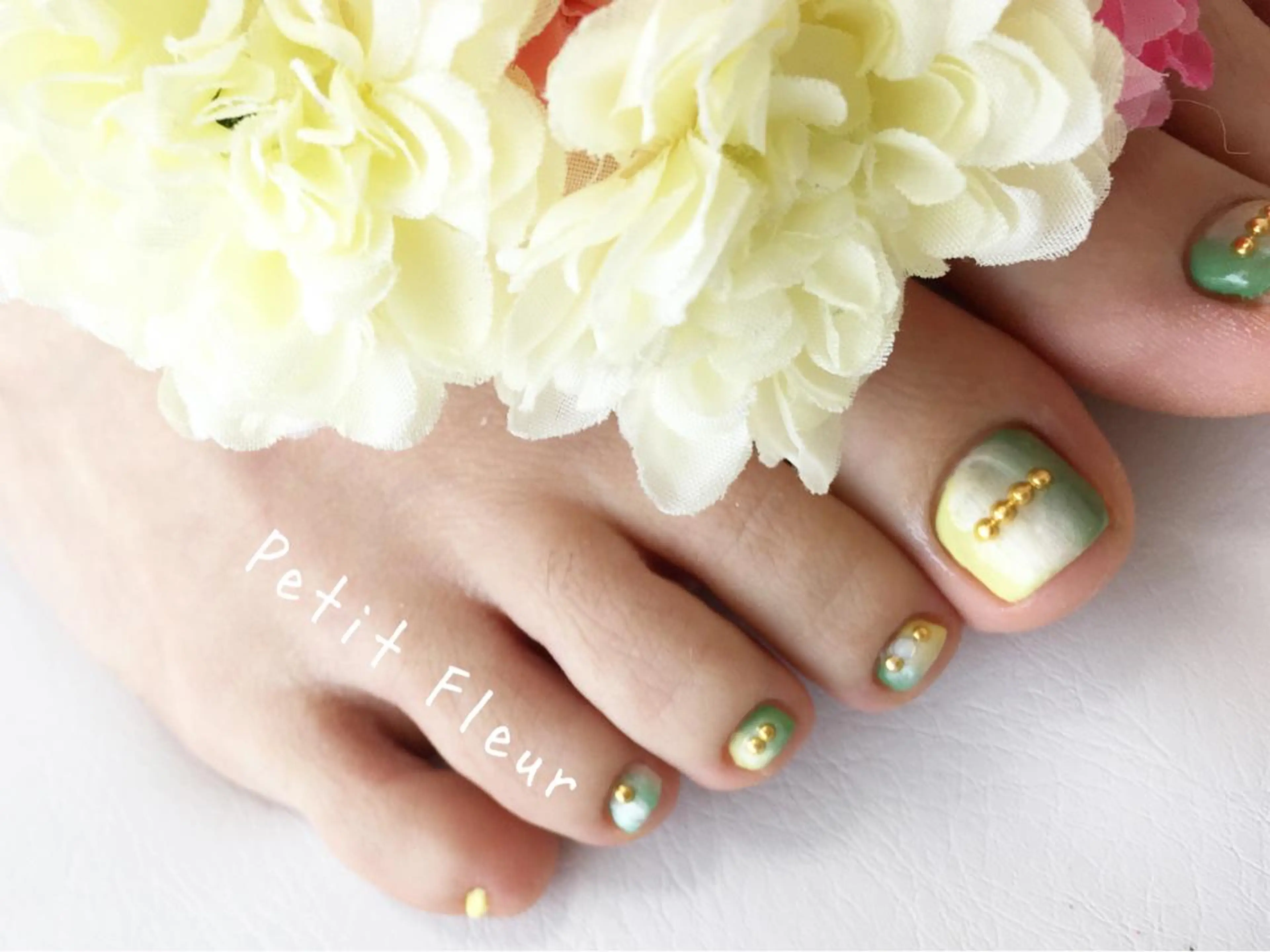 ネイル グラデーション グリーン シンプルネイル 夏ネイル ホワイト Petit Fleur所属・青柳 亜梨奈のマツエク・マツパデザイン
