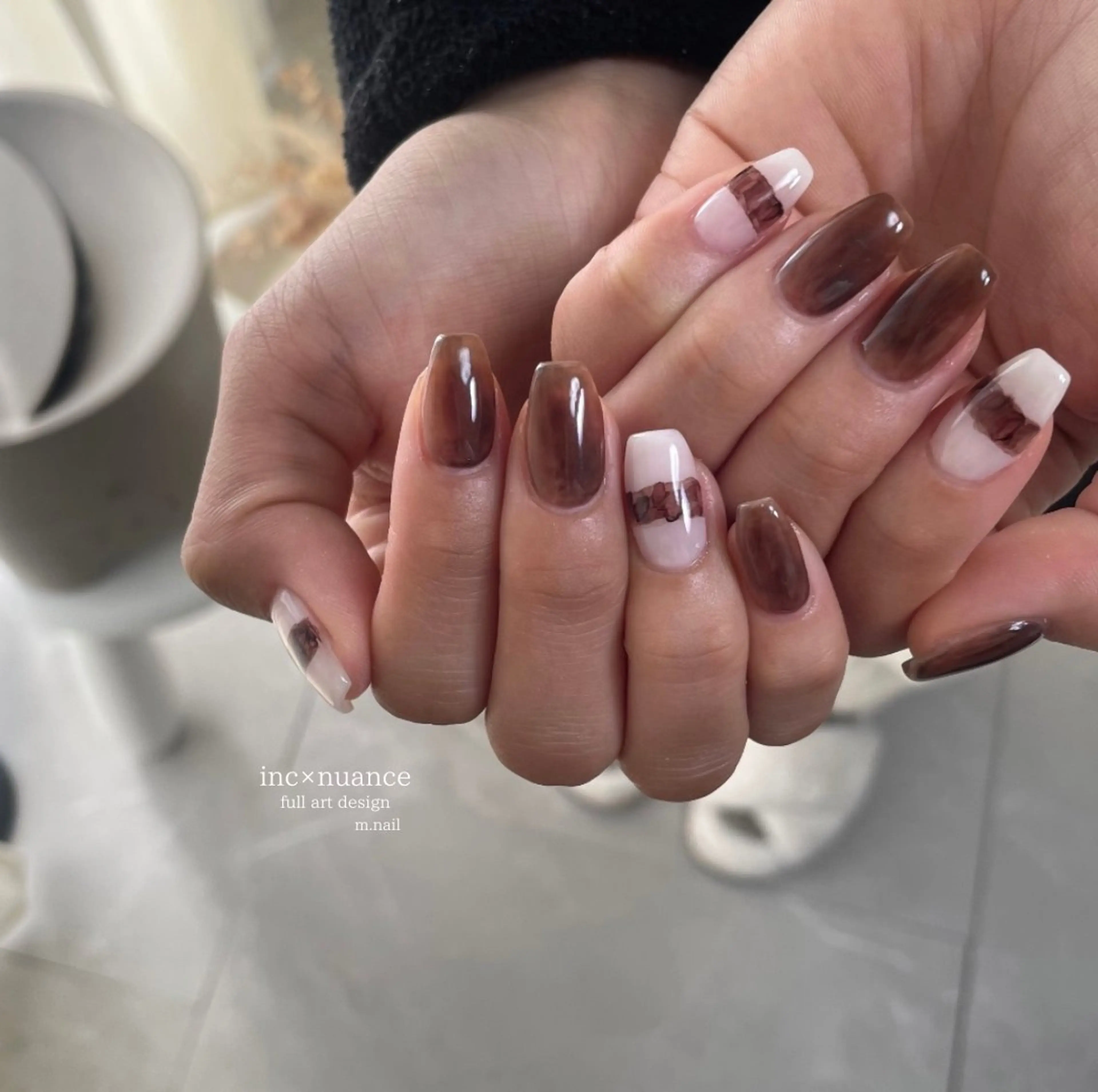ネイル アートネイル ブラウン ニュアンスネイル ホワイト ハンドネイル m.nail salonのネイルデザイン