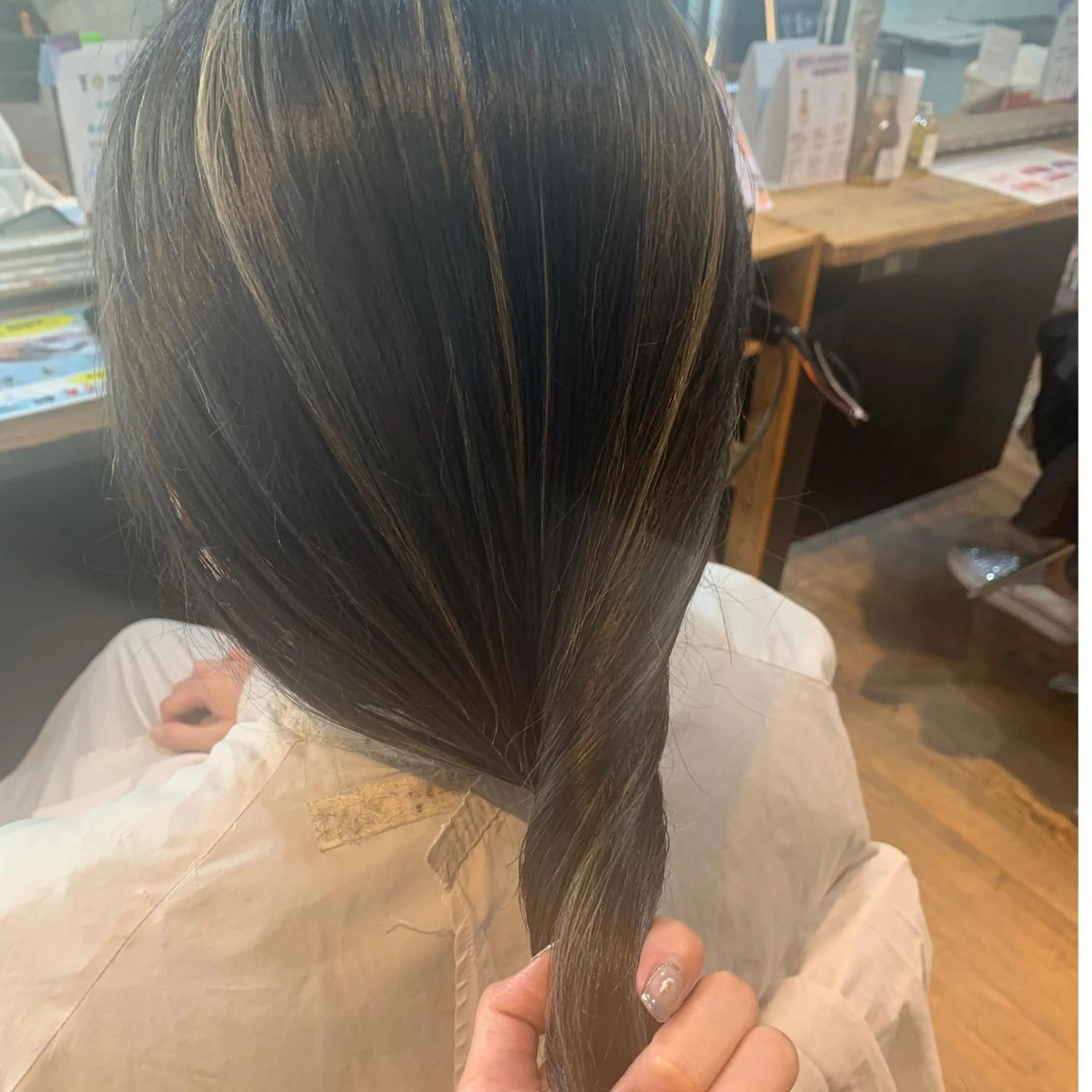 セミロング ハイライト ルネ所属・切りっぱなしボブ グレージュ/福田梢のヘアスタイル