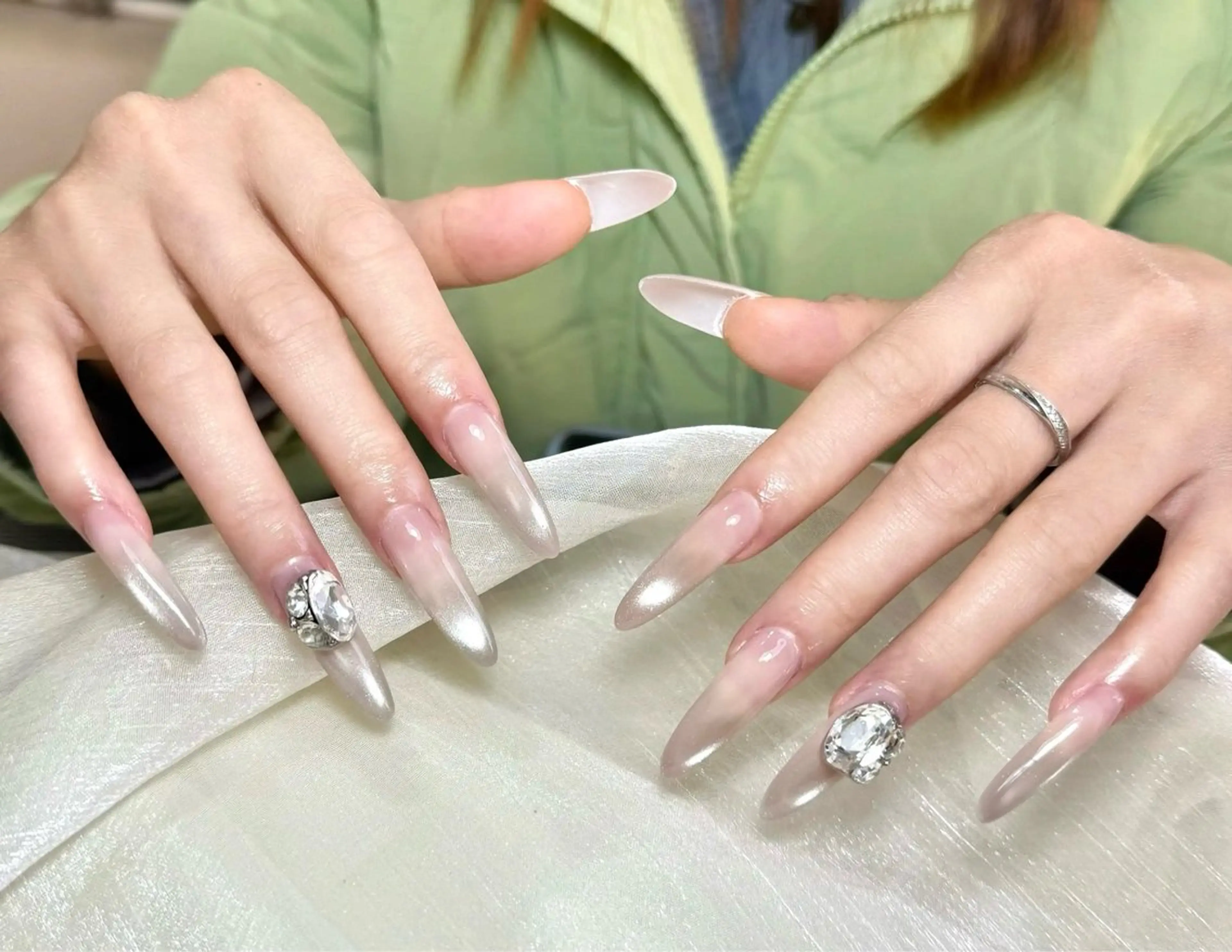 💅チップ長さ出し10本+ マグネット🧲ワンカラー店内パーツ2個付き(💎自由に選べる💎)♥️の写真