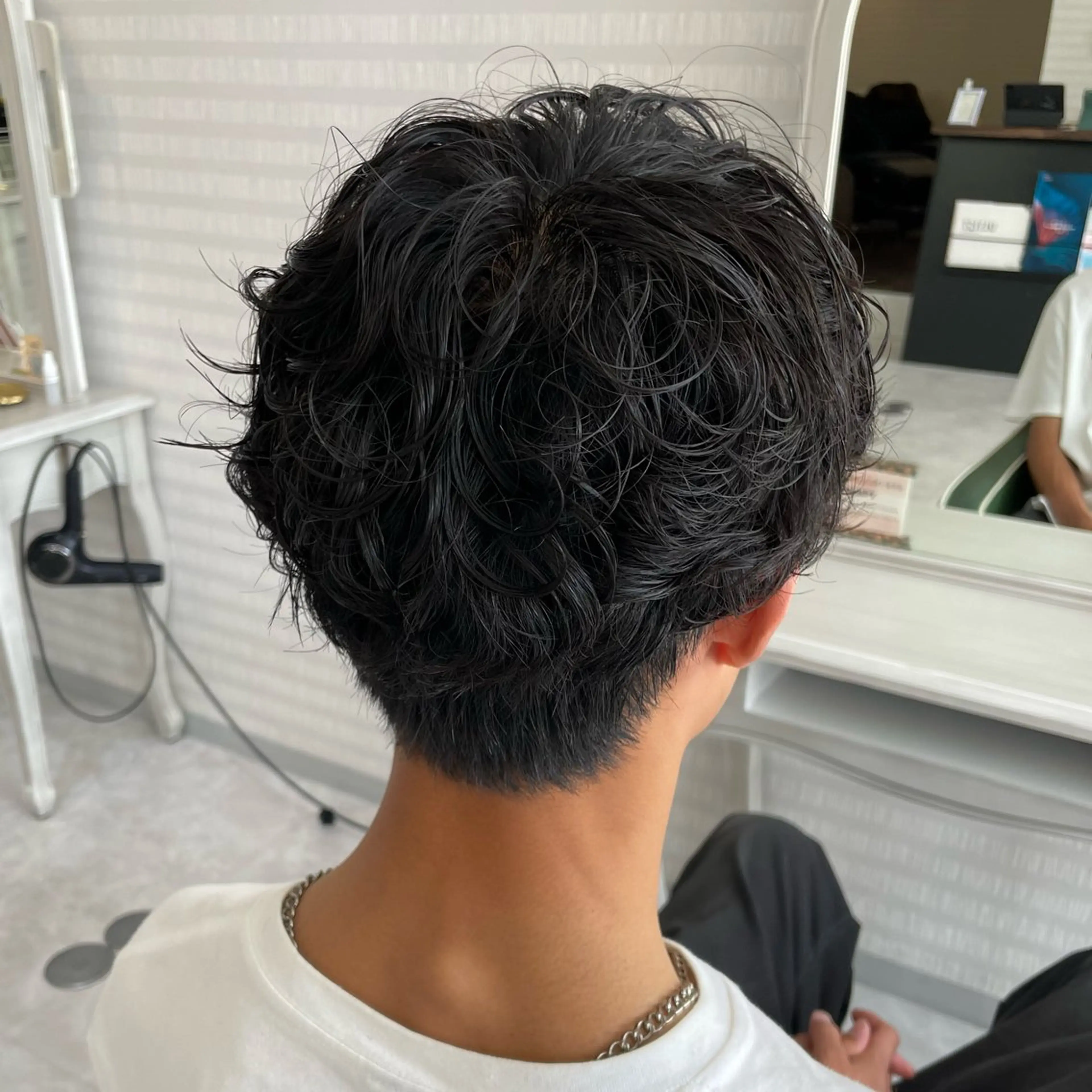 ショート パーマ メンズ メンズバレイヤージュ メンズブリーチ メンズハイライト メンズインナーカラー メンズ韓国風 CREAPY所属・日向野 利菜のヘアスタイル