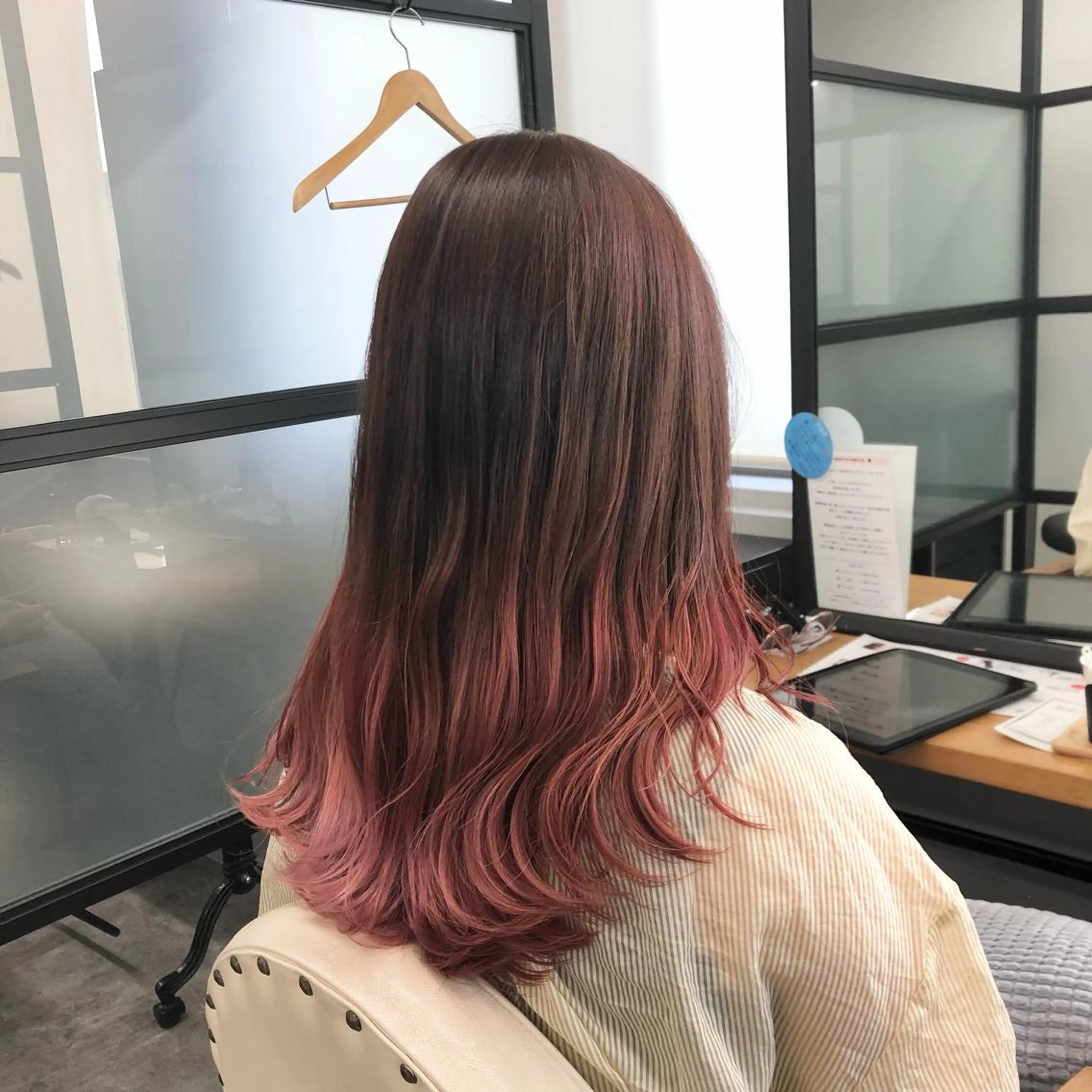 ロング カラー ヘアアレンジ アディクシーカラー アッシュ ベージュカラー 黒髪 ブリーチ カット ヘアカラー トリートメント ヘアセット JURI🤎 ワンカールレイヤーのヘアスタイル