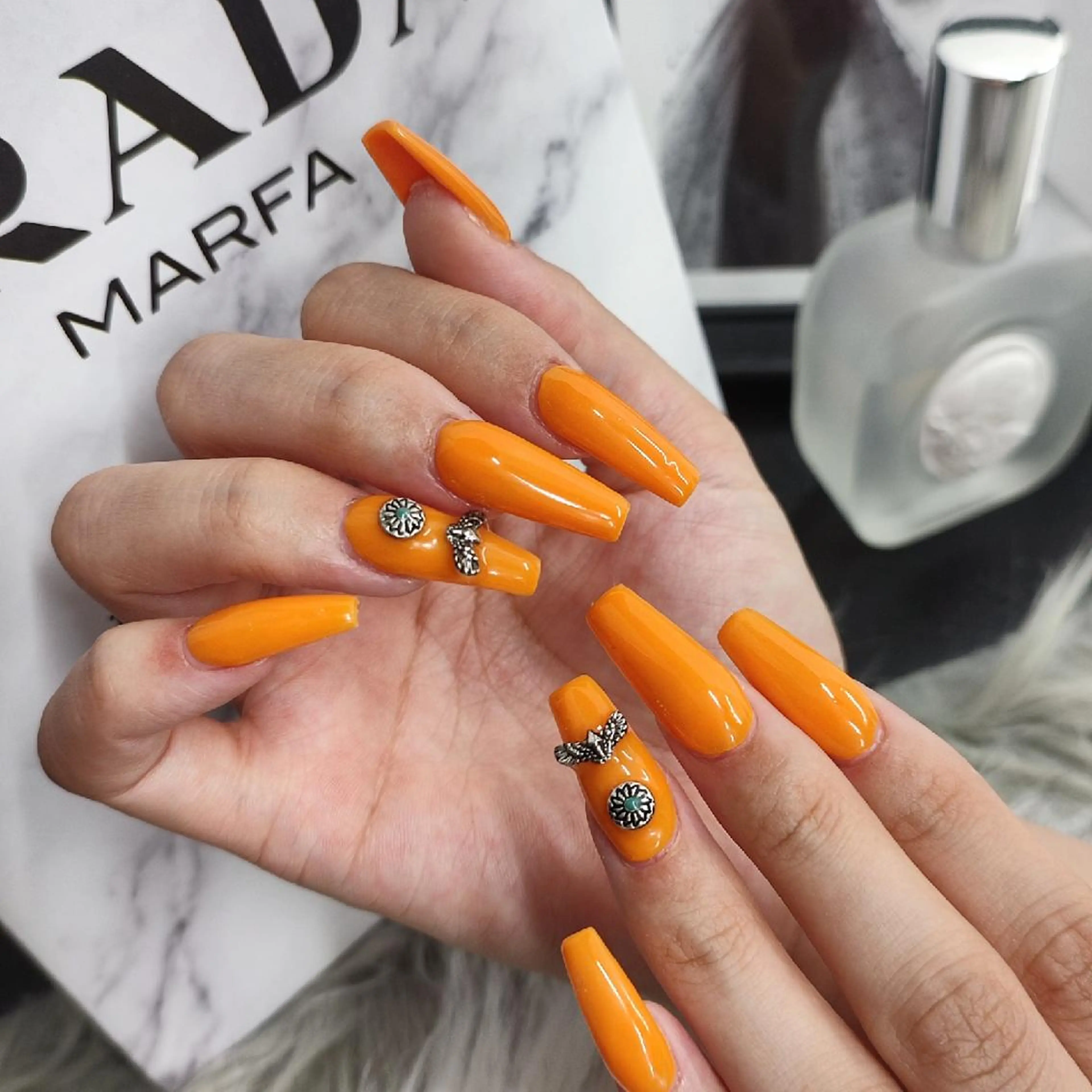 ネイル ハンドネイル RUNWAY 　　の眉毛・アイブロウイメージ