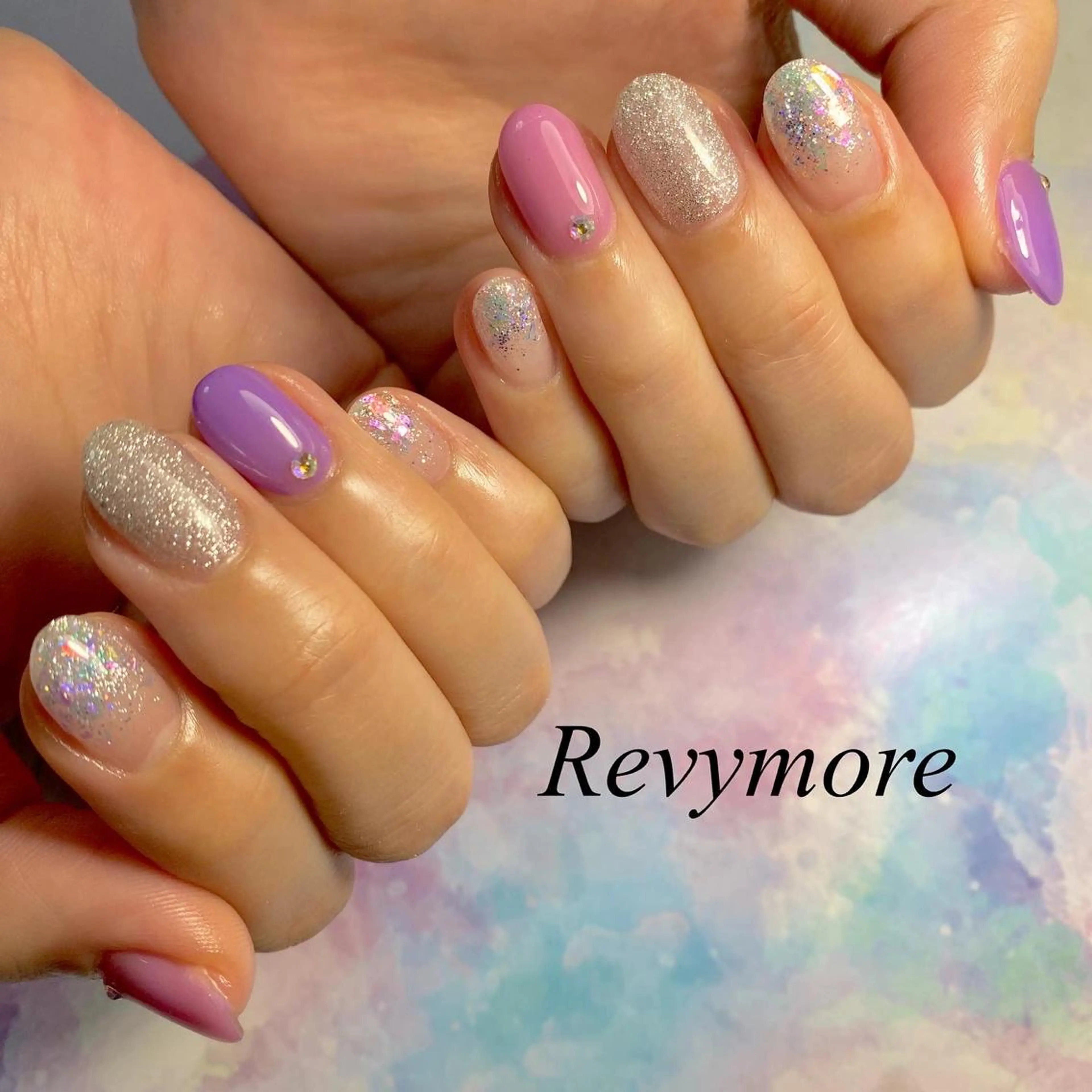 ミディアム ネイル パープルカラー 韓国風ヘア ジェルネイル キラキラネイル 韓国ネイル nail salon Revymore所属・nail salon Revymoreのネイルデザイン