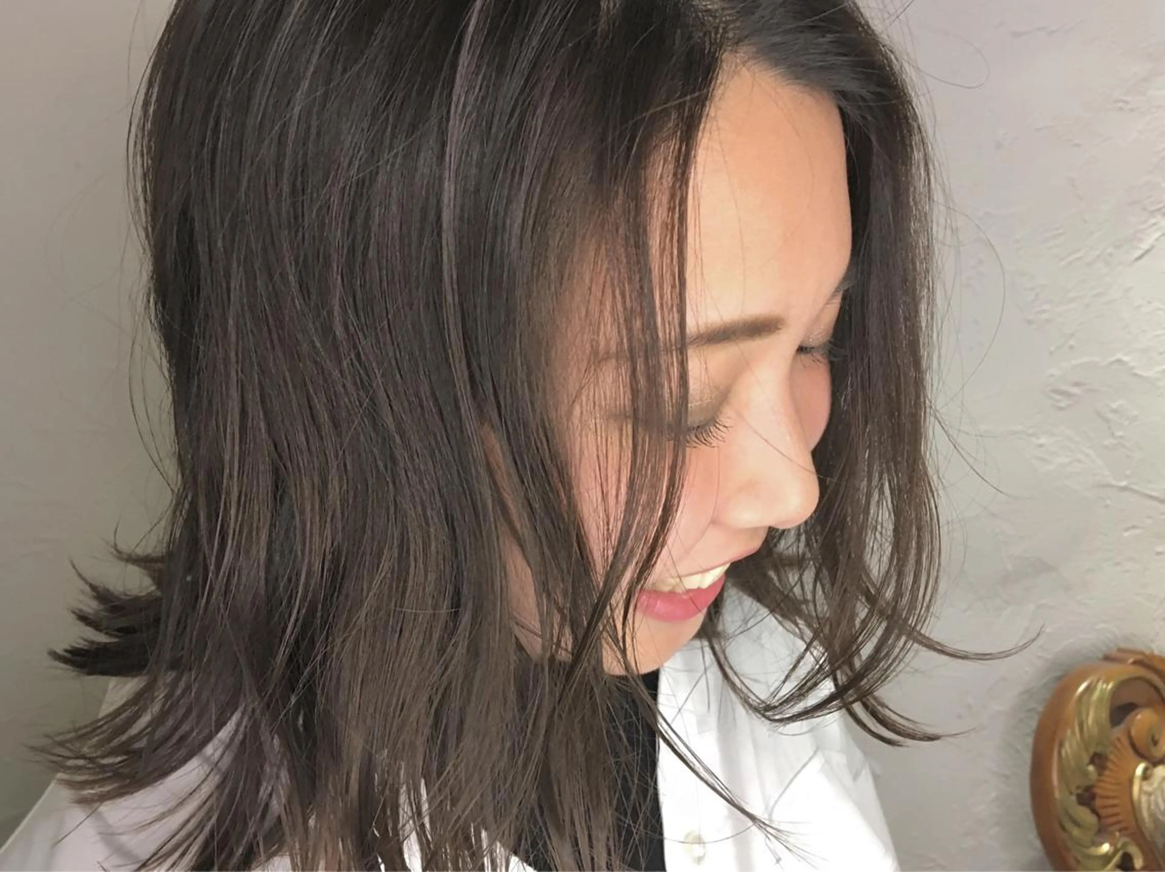 セミロング カラー パーマ ヘアアレンジ グレージュ 外ハネヘア エグチ アキラのヘアスタイル