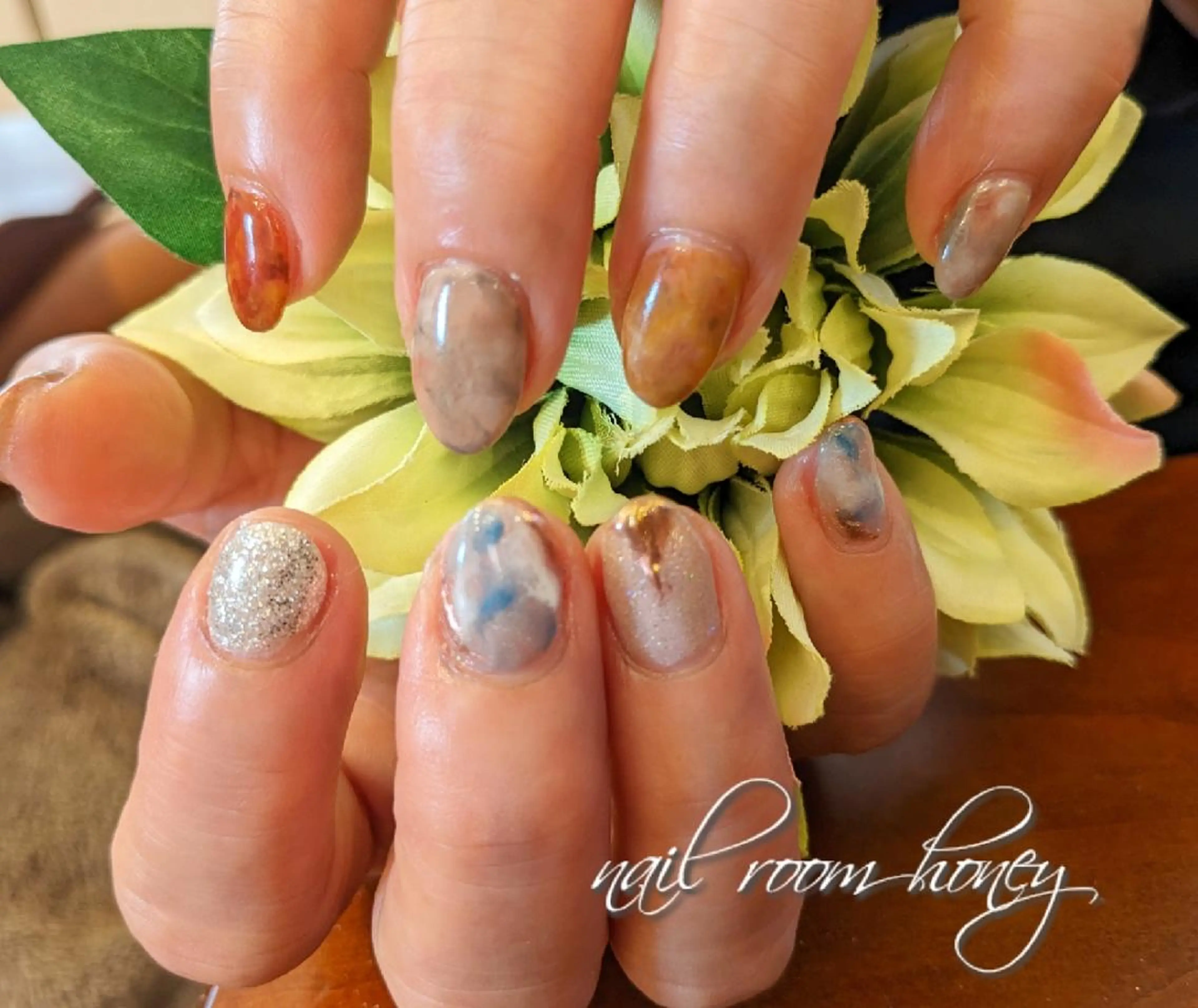 ネイル アートネイル ブラウン ミラーネイル ニュアンスネイル nail room  honeyのネイルデザイン