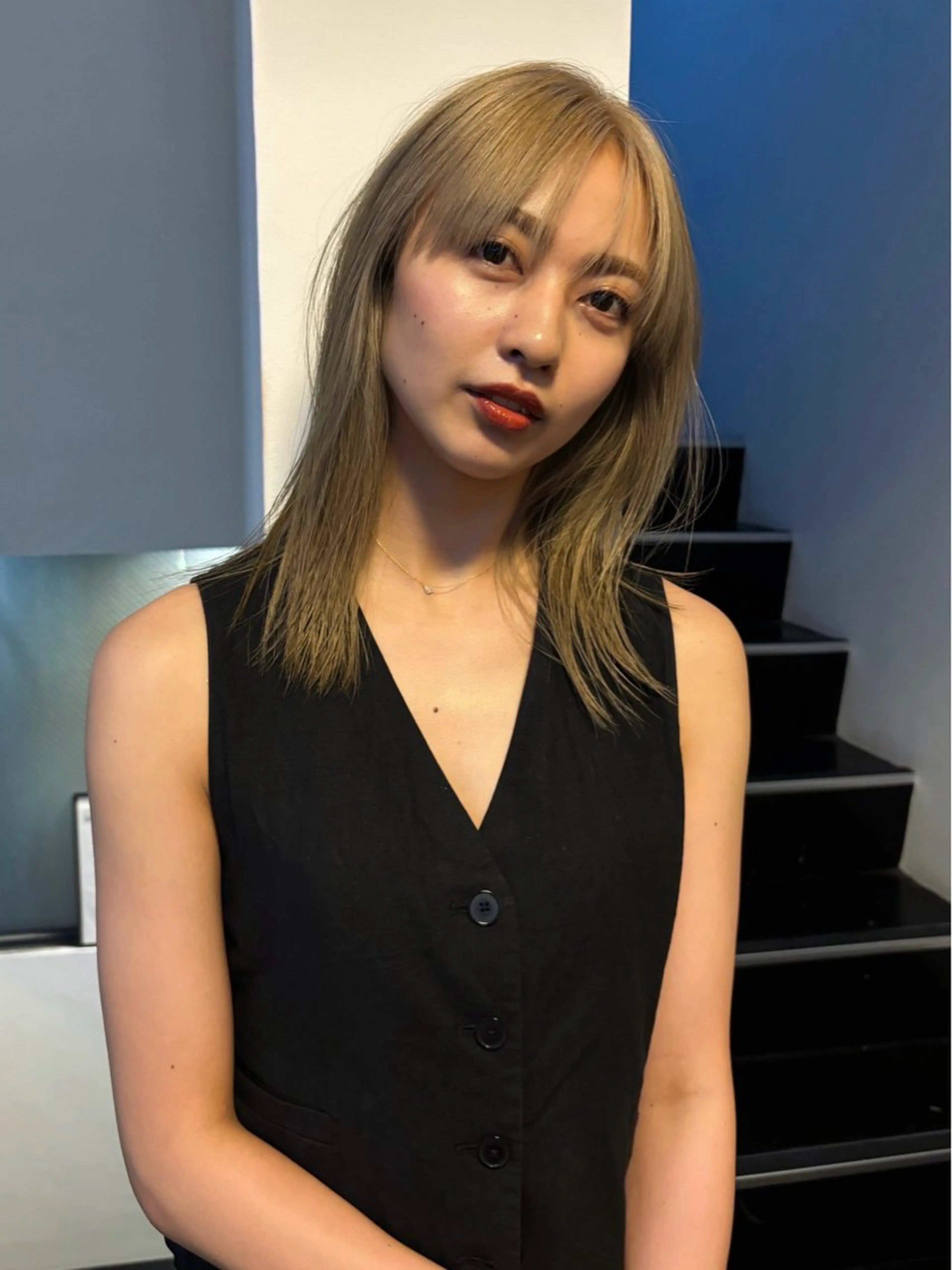 セミロング カラー ハイトーンカラー トリートメント カット ヘアカラー トリートメント ファッションに 溶け込むstyleのヘアスタイル