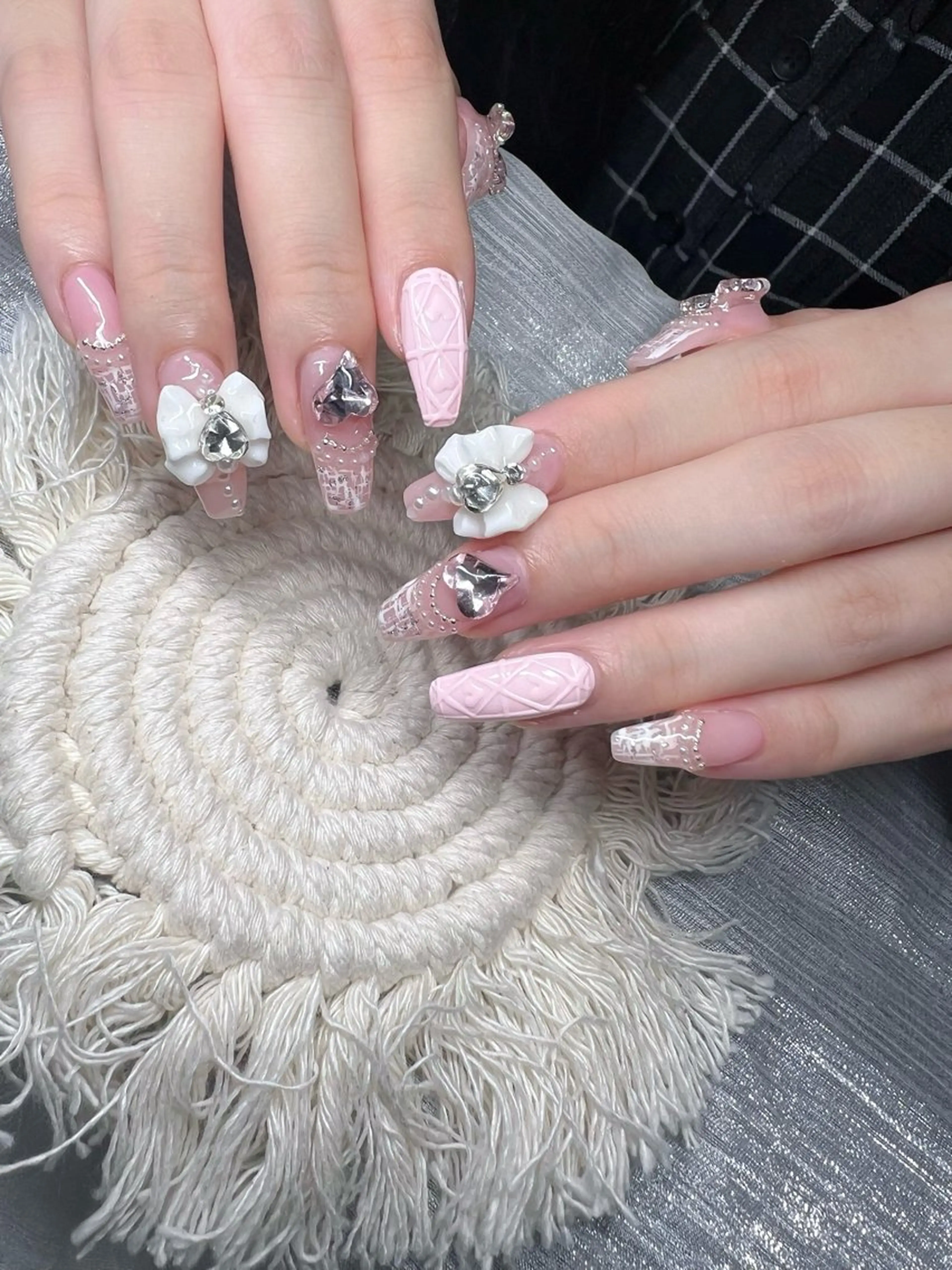 ネイル マグネットネイル ピンク ネイルチップ 冬ネイル クリスマス ハンドネイル Lee Nailsのネイルデザイン