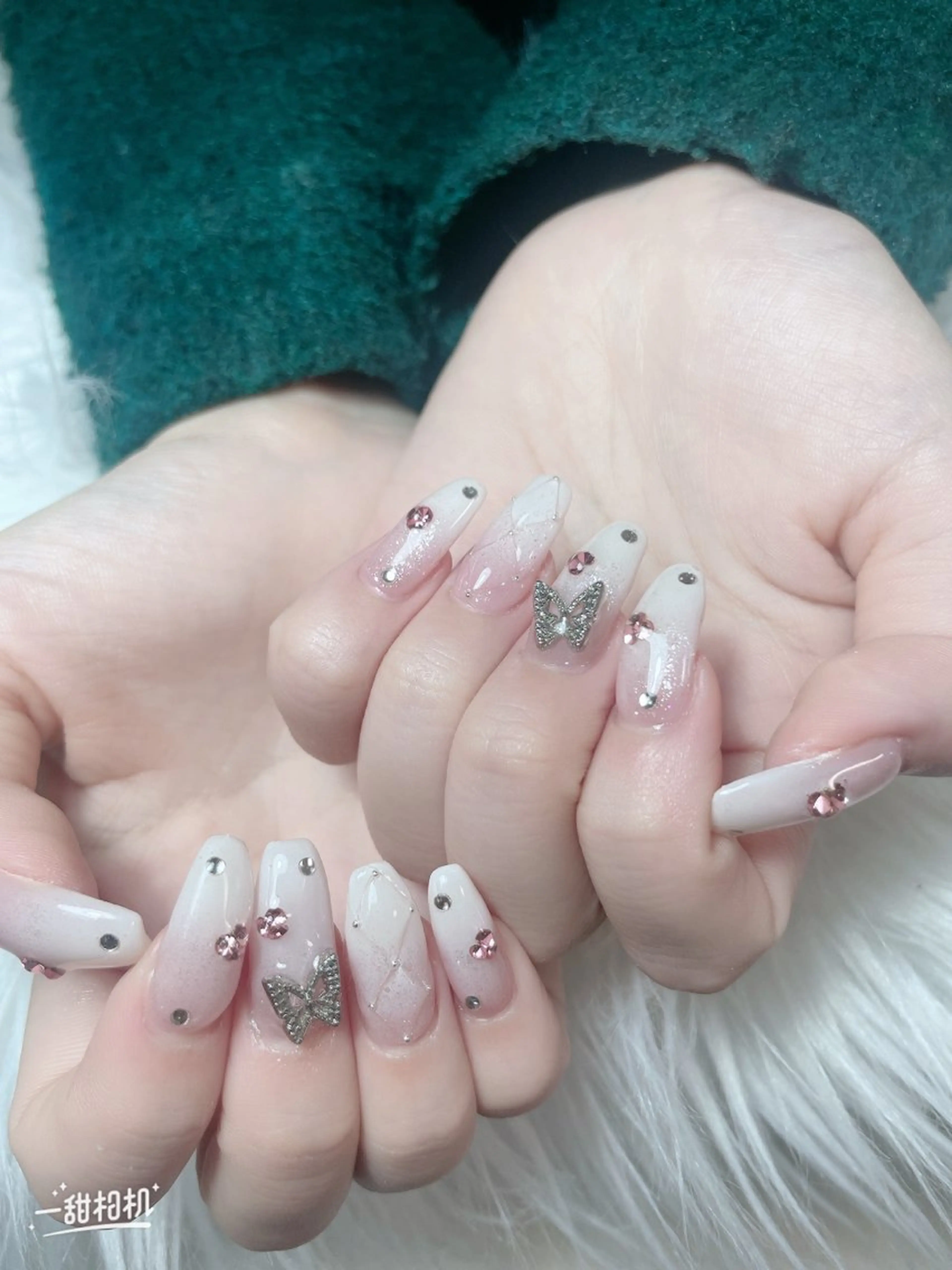 ネイル チークネイル 長さ出し フレンチネイル キラキラネイル ラメ(グリッター) ハンドネイル Vp ネイルのネイルデザイン