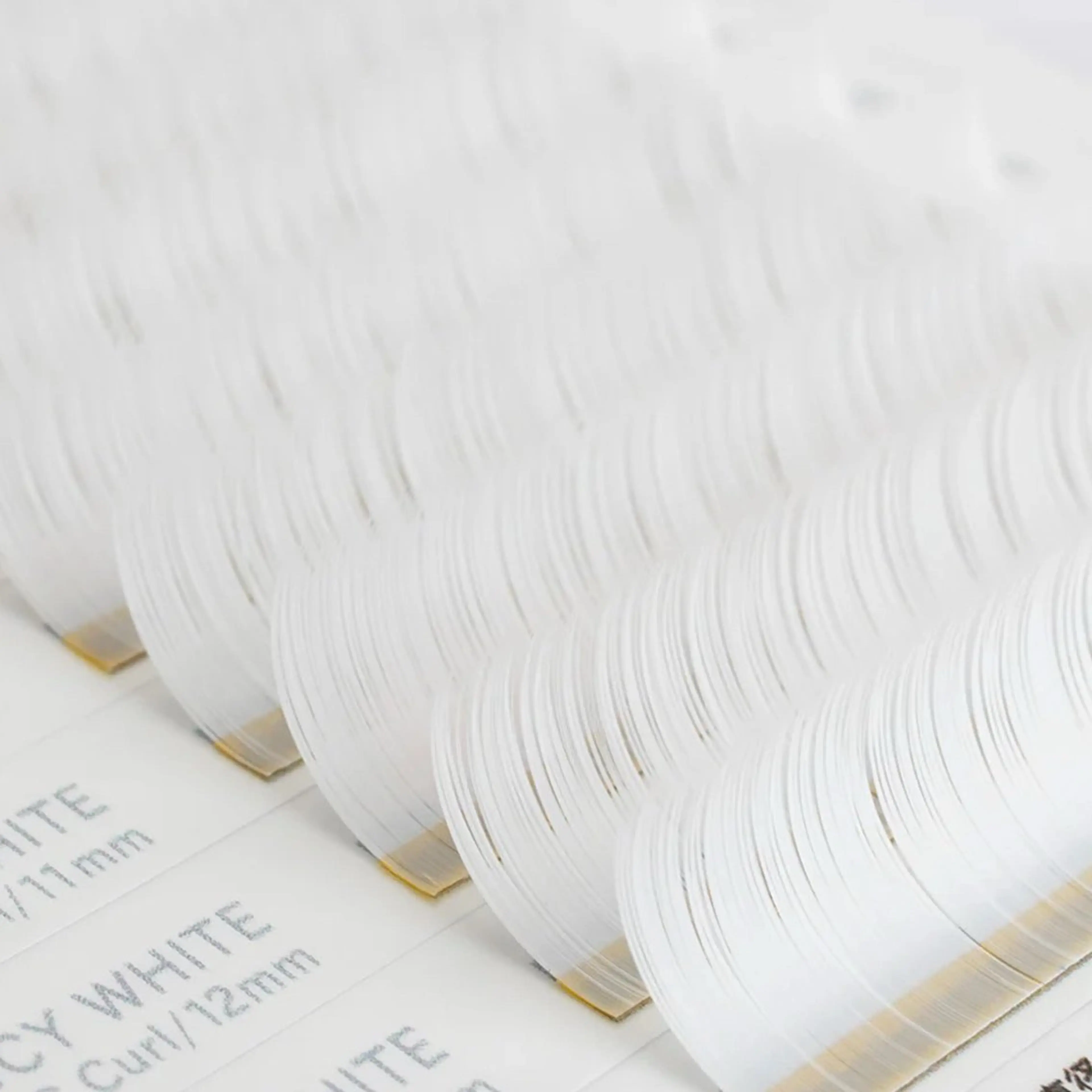 🤍ホワイトカラーフラットラッシュ120本+束感スタイリング🆓🤍の写真