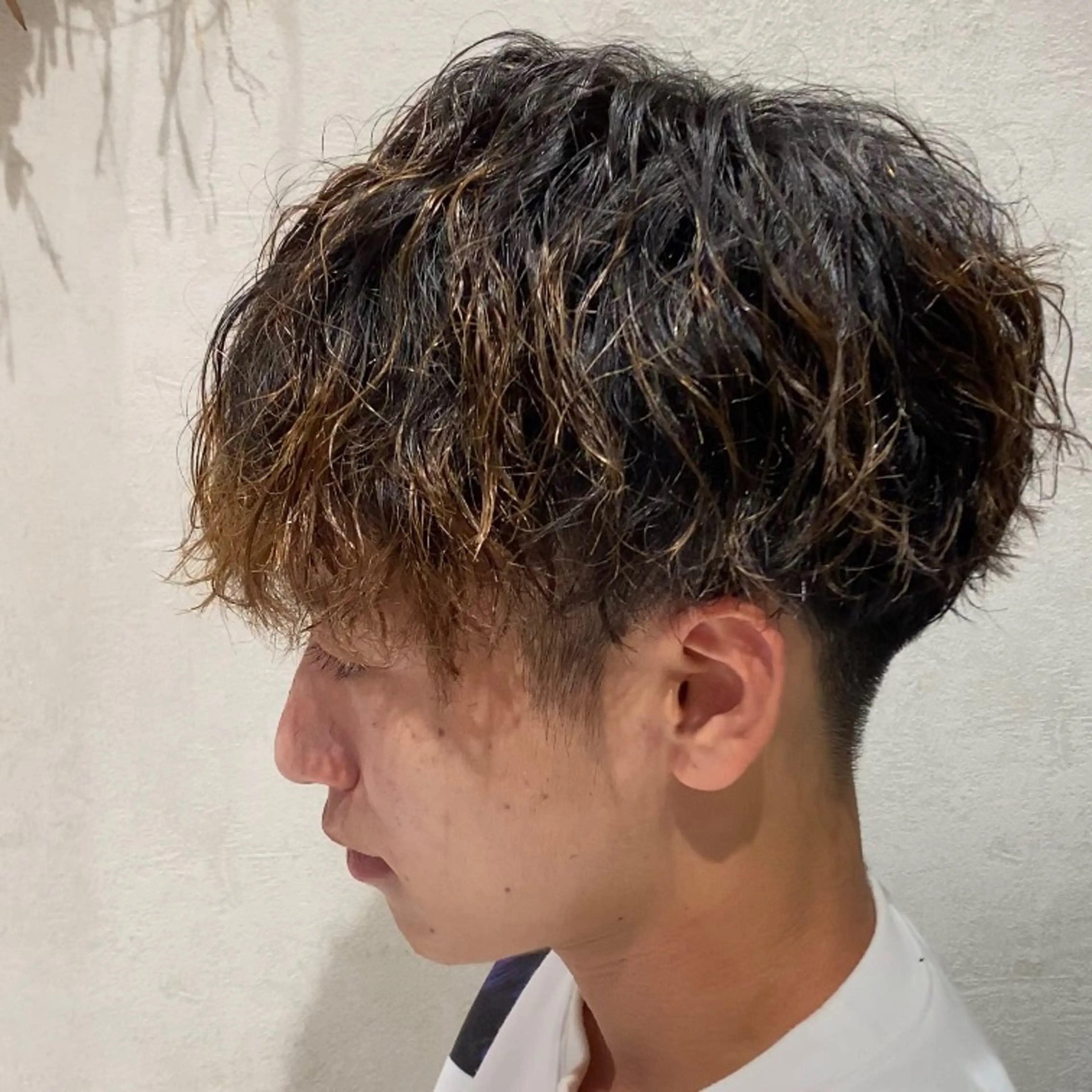 ショート パーマ メンズ マッシュ 刈り上げ ニュアンスパーマ ナツハラ サトシのヘアスタイル