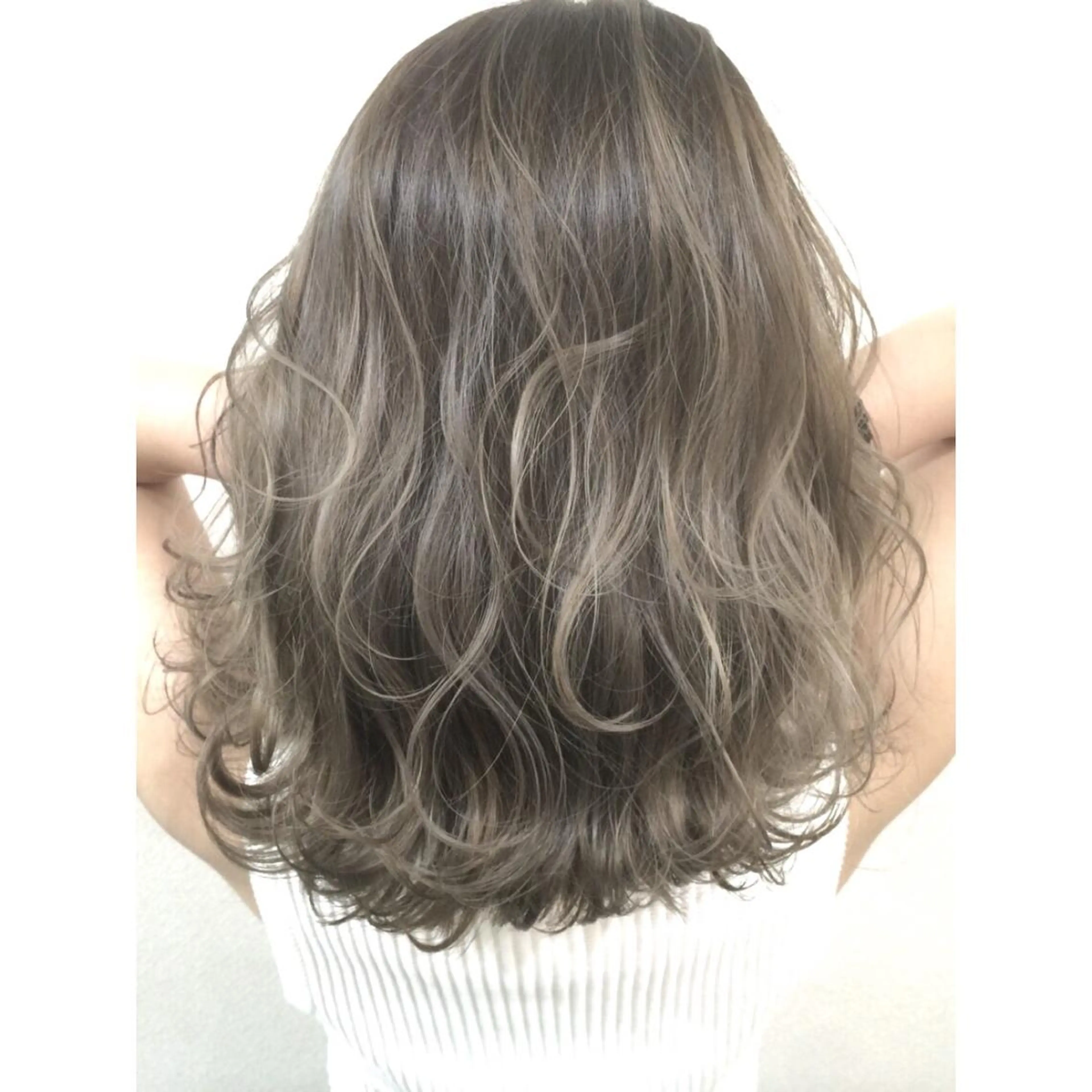 ミディアム カラー バレイヤージュ シルバー レイヤーカット 井上 一平のヘアスタイル