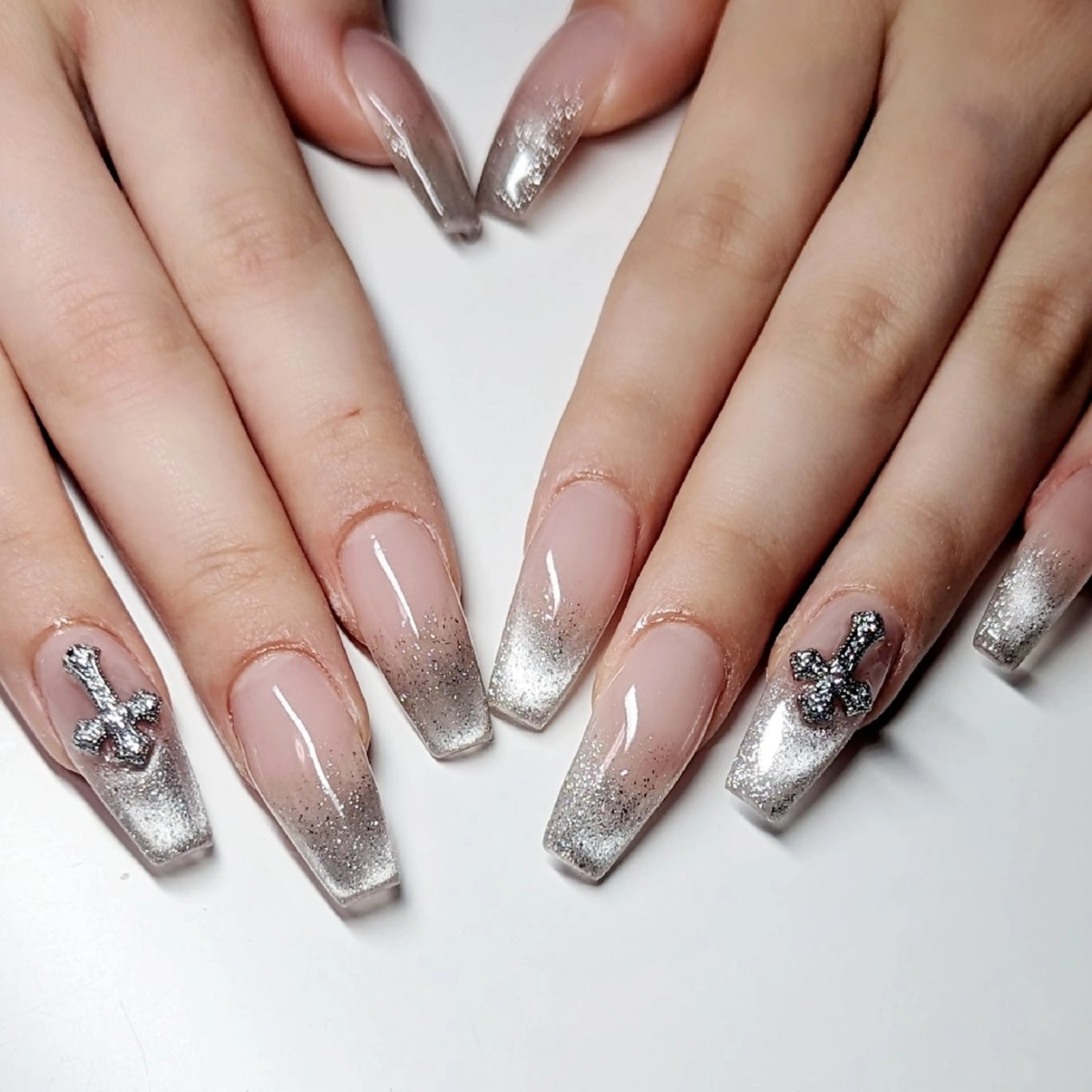 ミディアム ハンドネイル クロキ 。のネイルデザイン