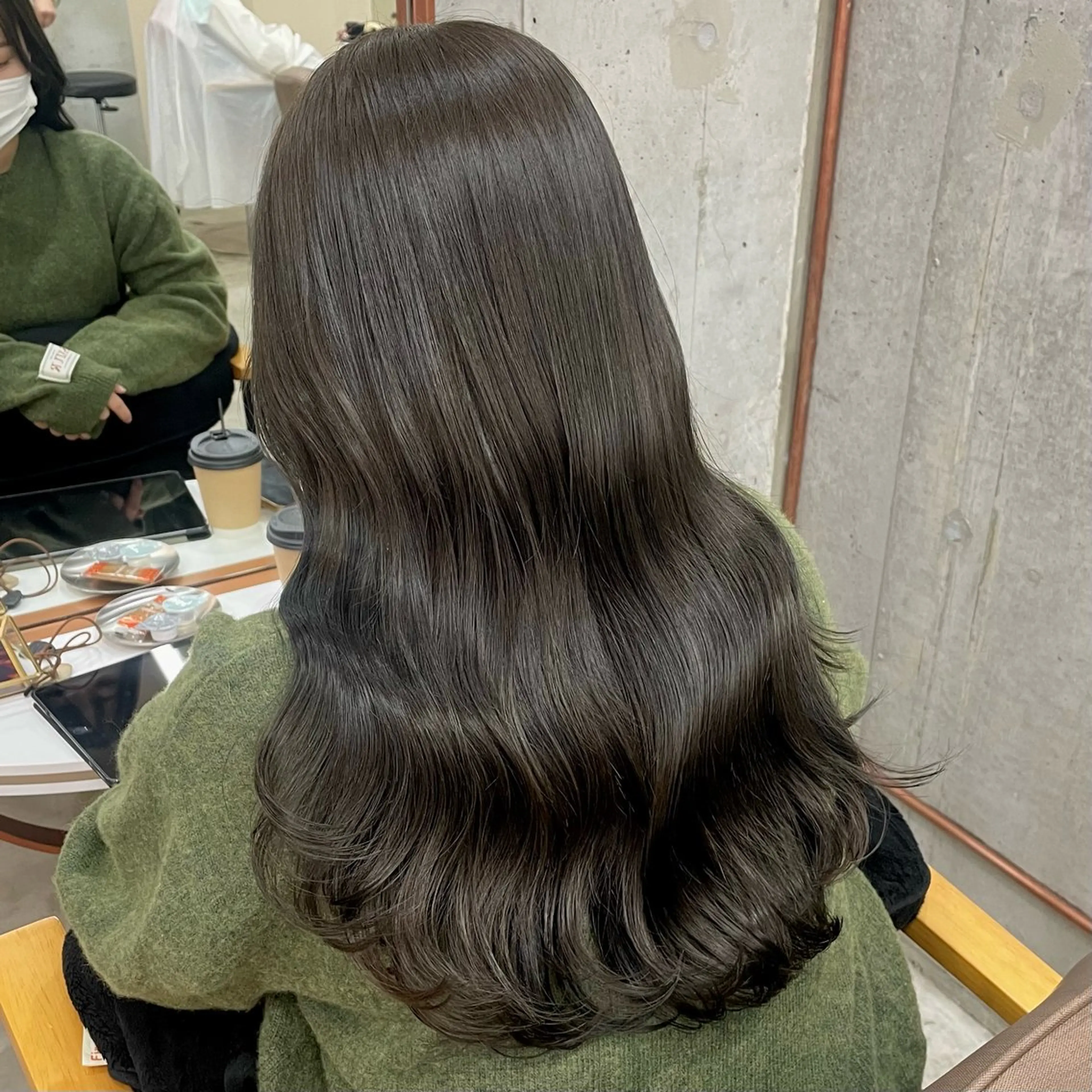 ロング カラー グレージュ オリーブグレージュ オリーブグレー カット ヘアカラー トリートメント noii / 伊藤 愛莉のヘアスタイル
