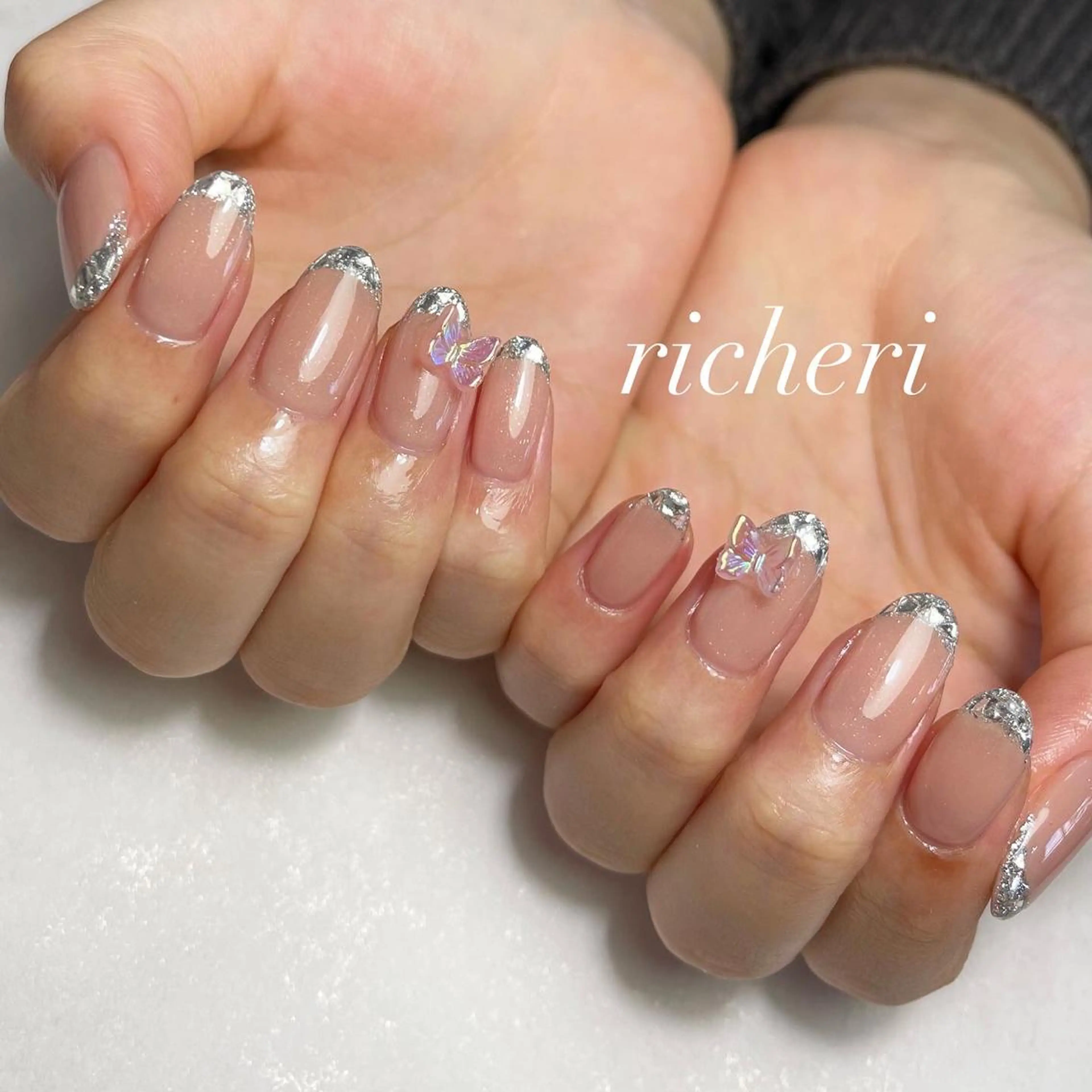 ミディアム ネイル 韓国風ヘア アートネイル フレンチネイル ジェルネイル ガラスフレンチ richeri beautyのエステ・リラクイメージ
