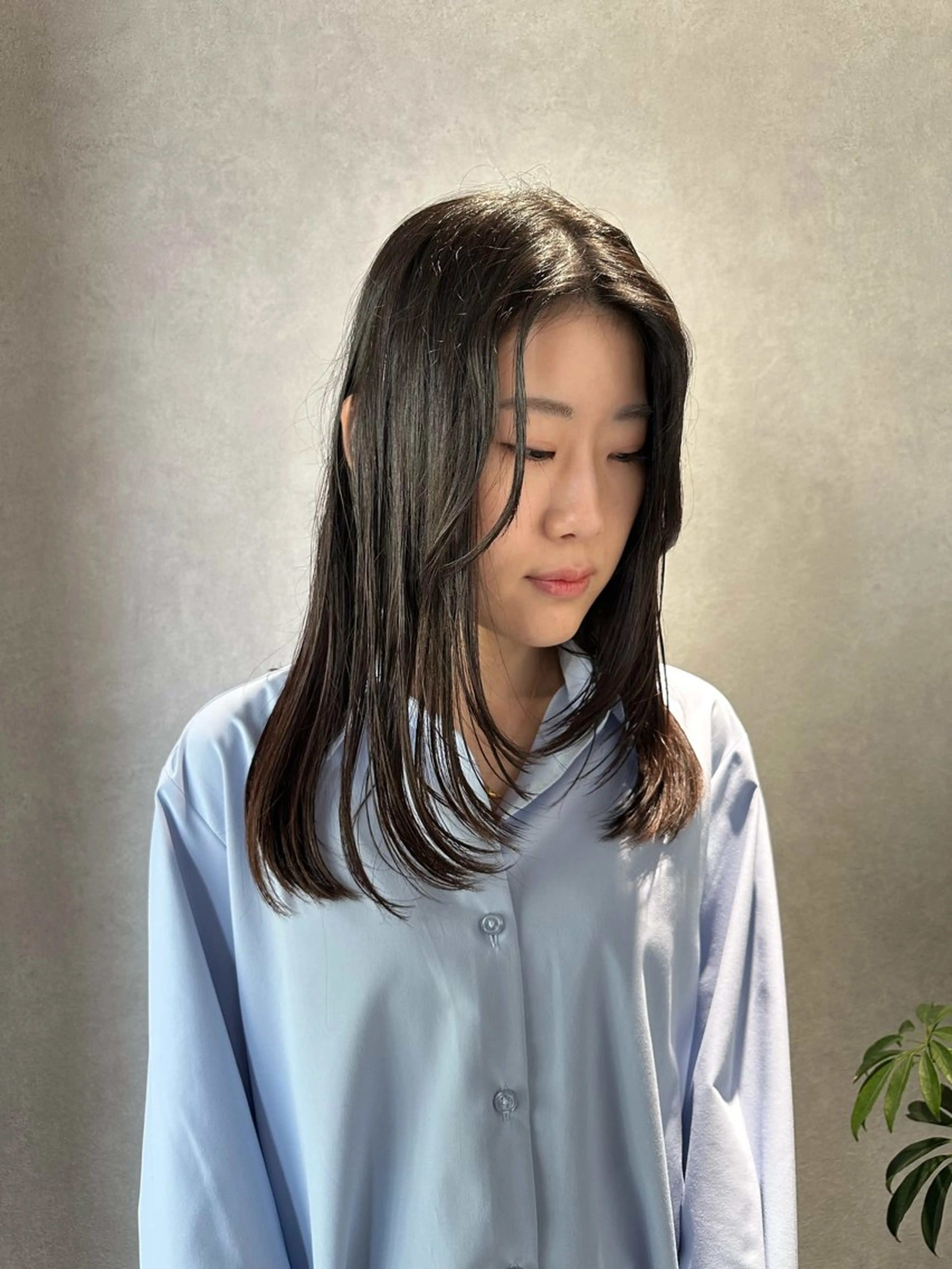 セミロング 顔まわりレイヤー 顔周りカット レイヤーカット ofF ’elua所属・【ofF élua】 植田隆文のヘアスタイル