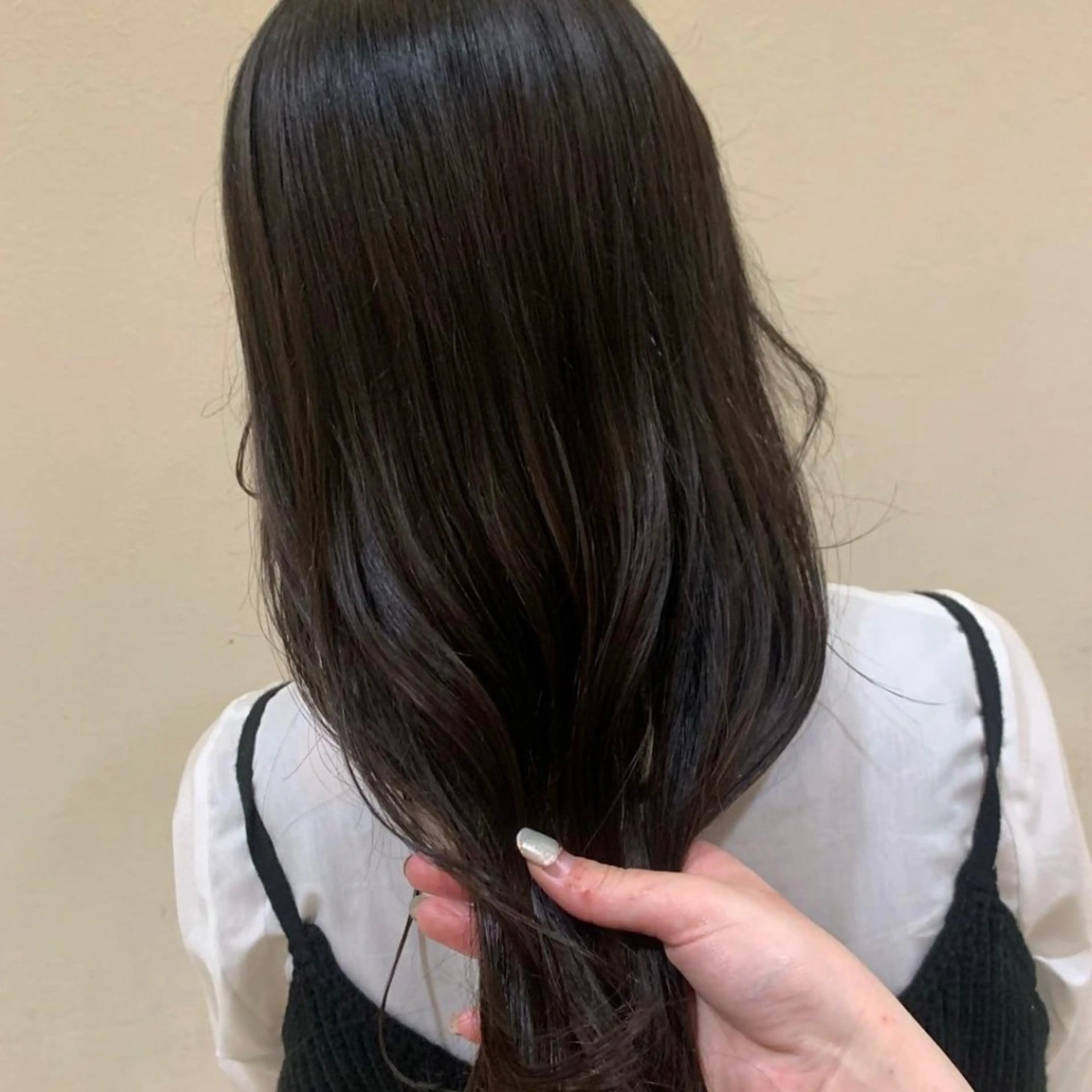 カラー 西岡 莉緒のヘアスタイル