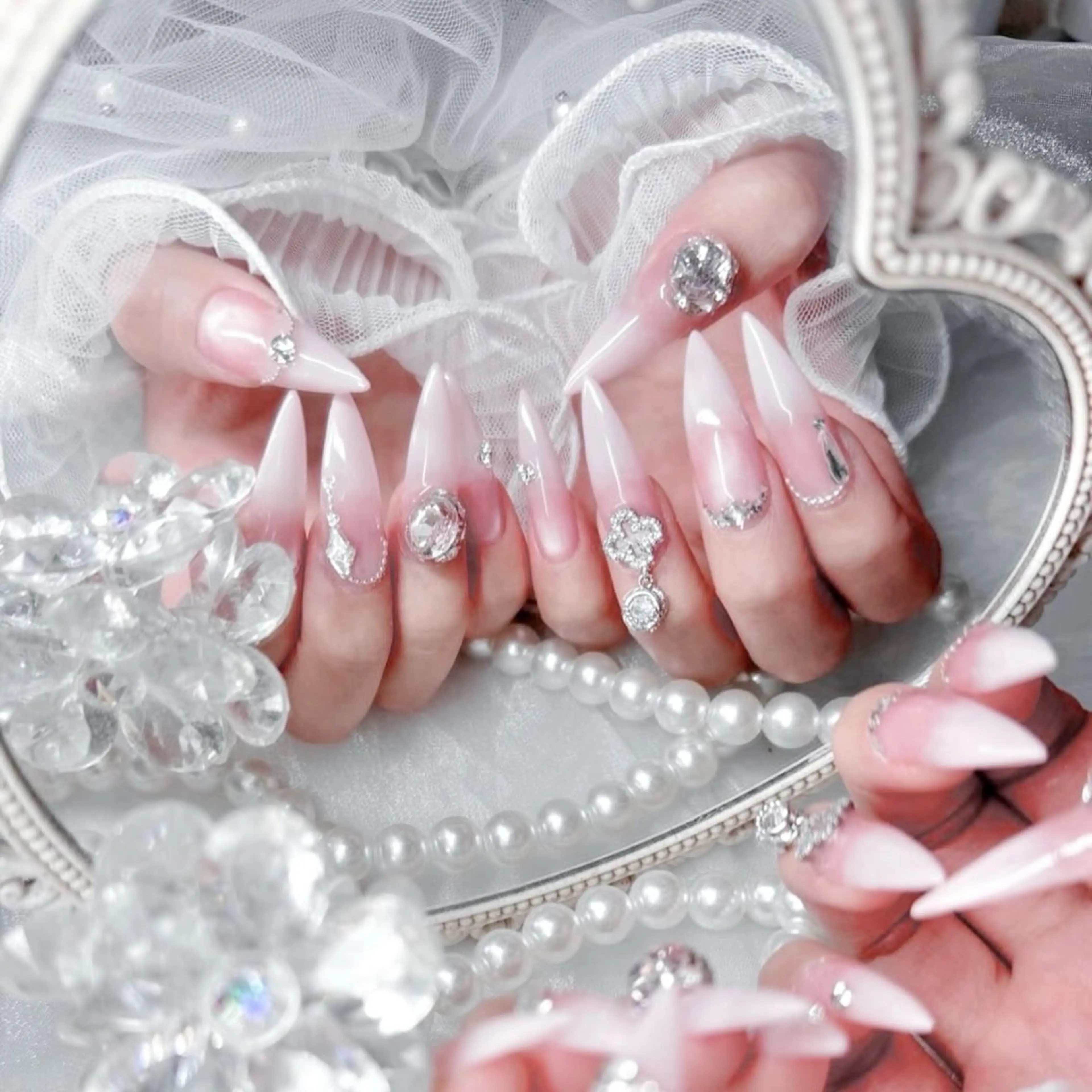 ネイル オーロラネイル 成人式 フットネイル 韓国ネイル ロングネイル Yudia -neon-のネイルデザイン