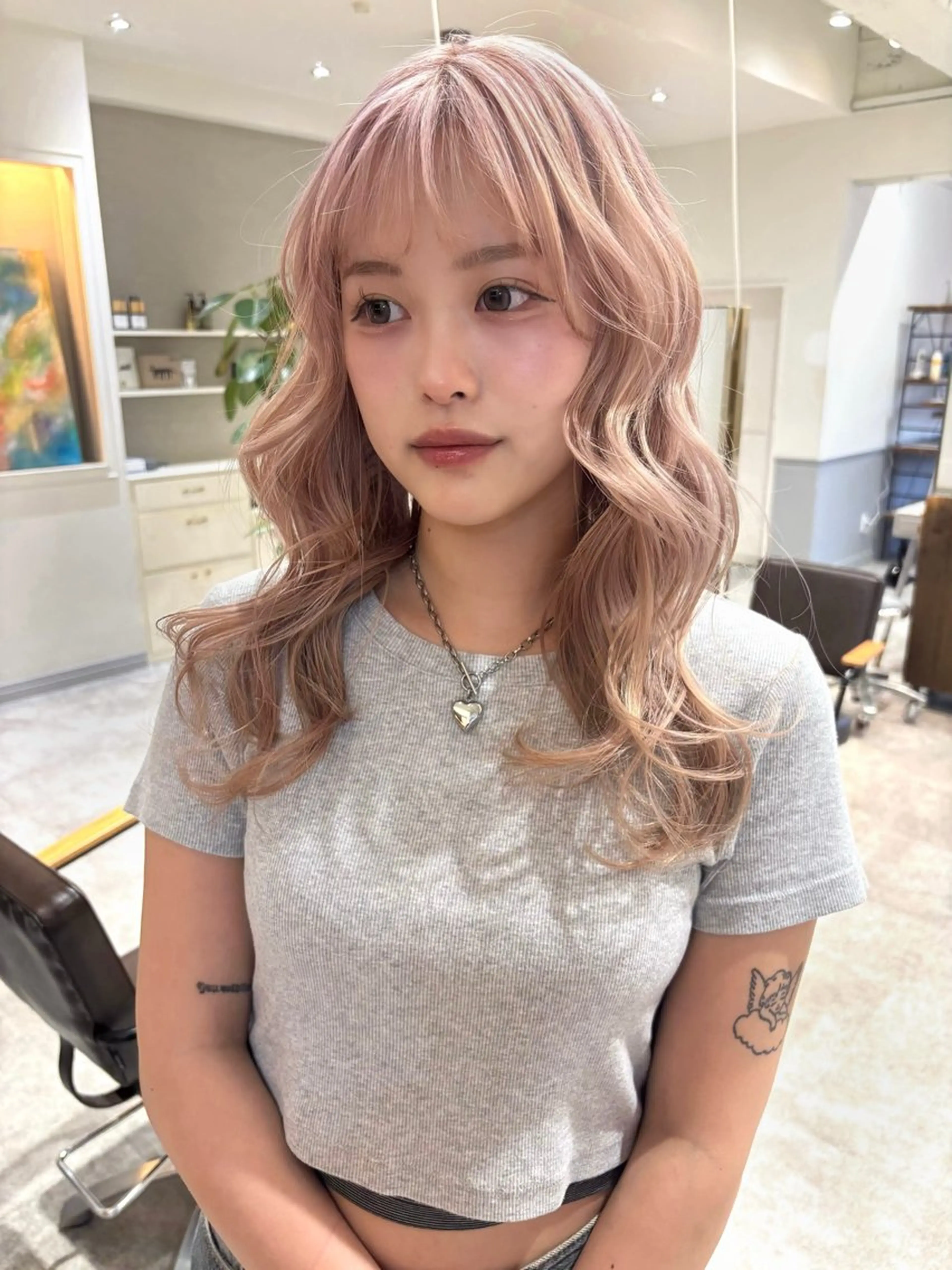 セミロング siki所属・ｍｏｍｏ/ ハイトーン/ベージュのヘアスタイル