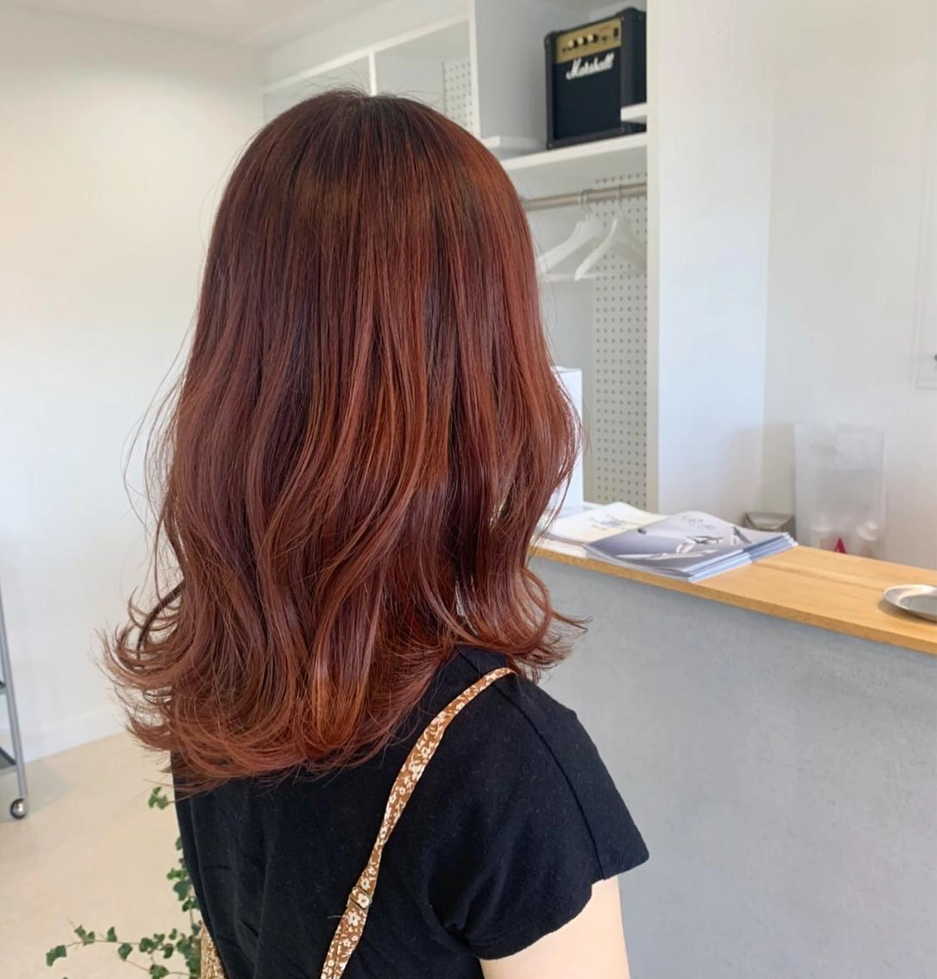 セミロング ハイライト ヘアカラー カドムラ モエのヘアスタイル