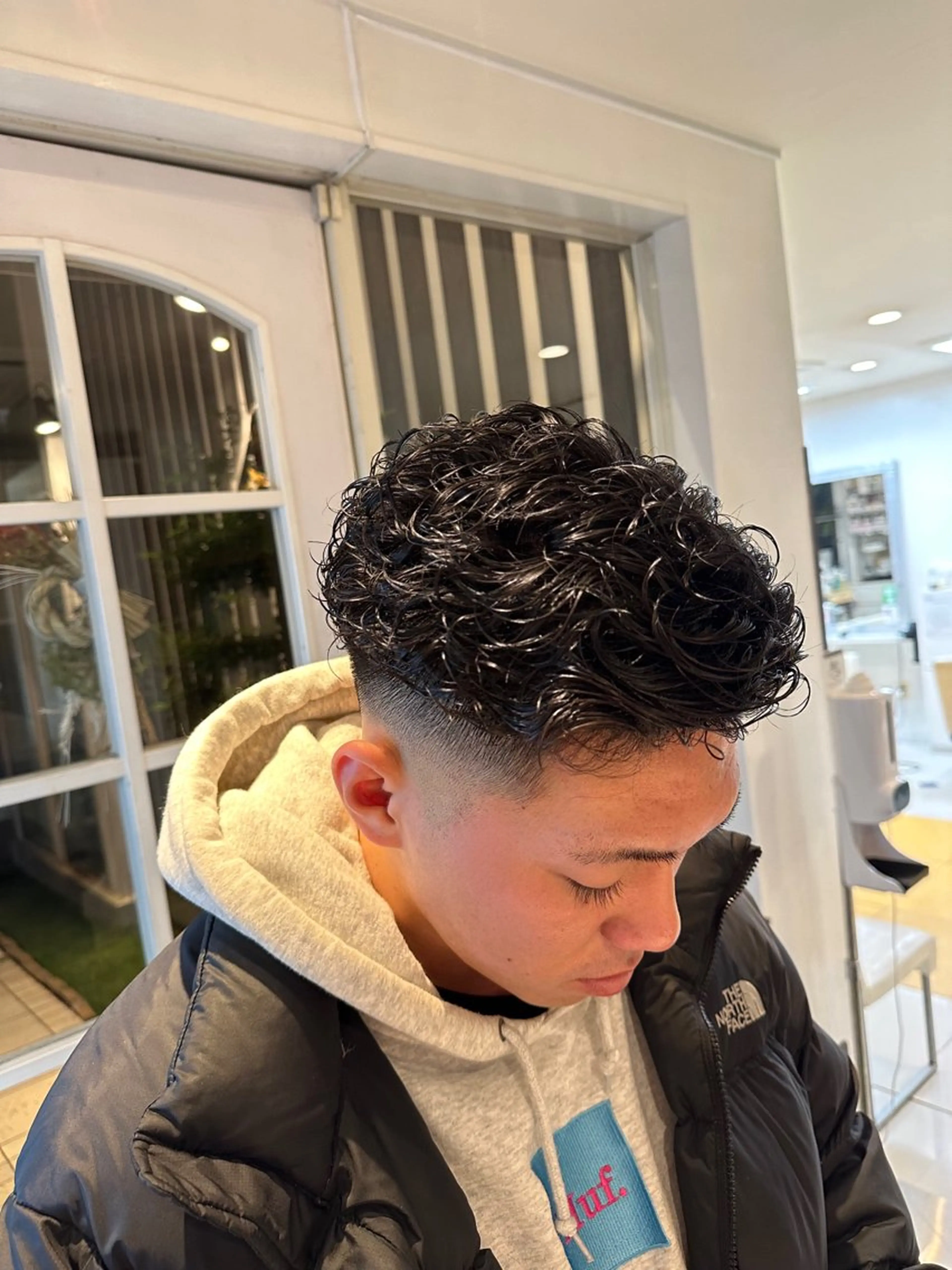 パーマ メンズ フェードカット メンズパーマ スキンフェード Hair by  Passion所属・タカセ レンのヘアスタイル