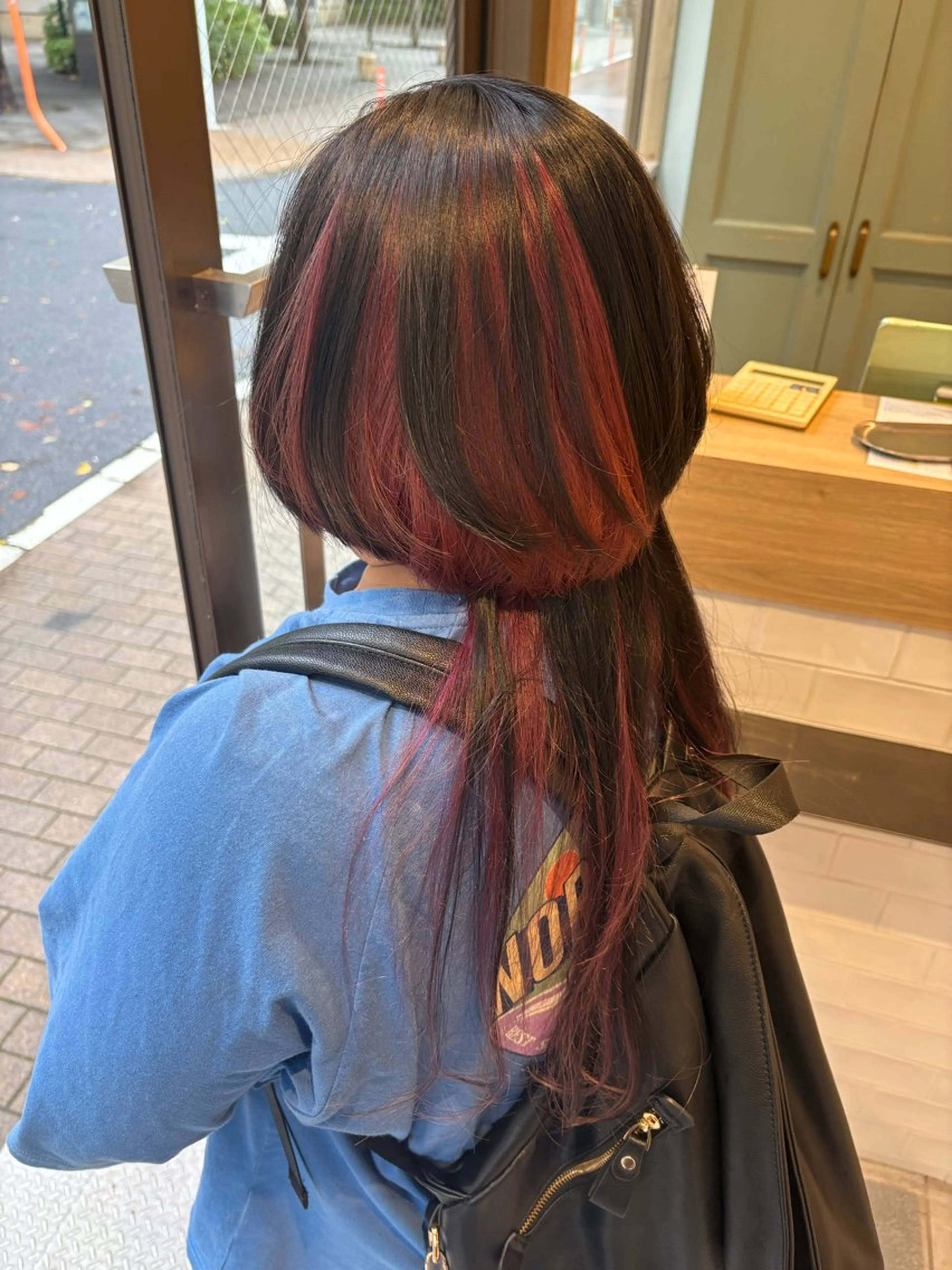 ロング カラー アートディレクター 尾内 友美のヘアスタイル