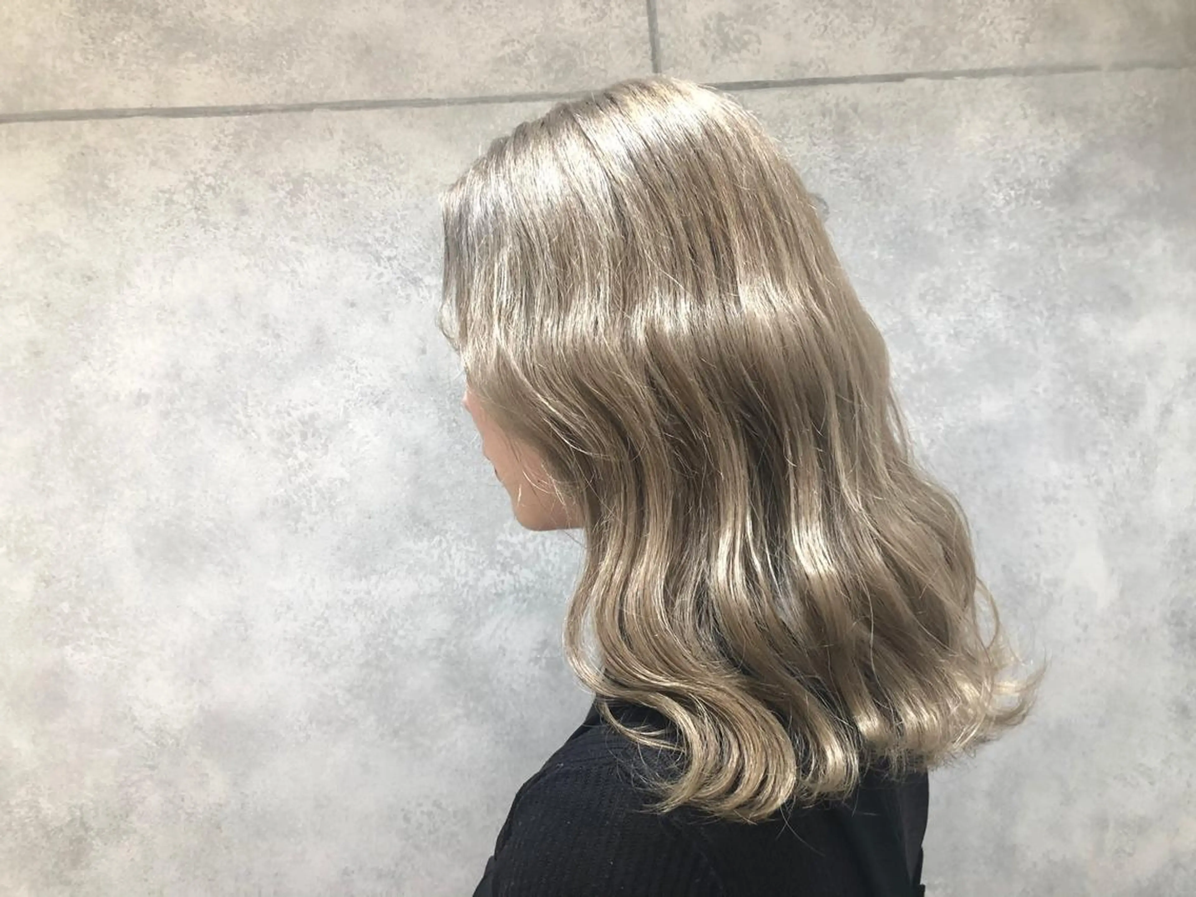セミロング カラー ブリーチ ベージュ指名No1 加賀詩織のヘアスタイル