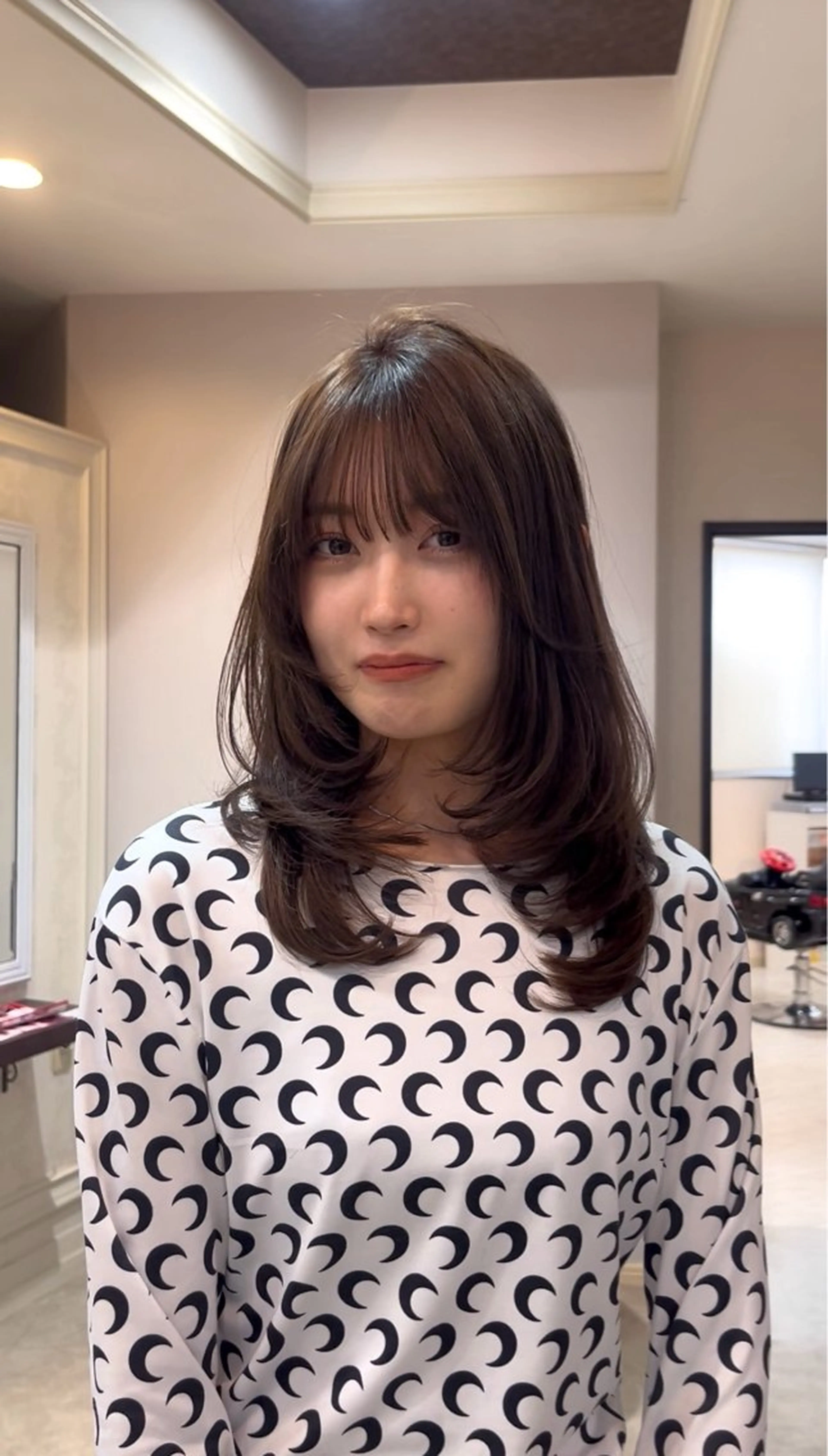 セミロング 山本 梨華のヘアスタイル