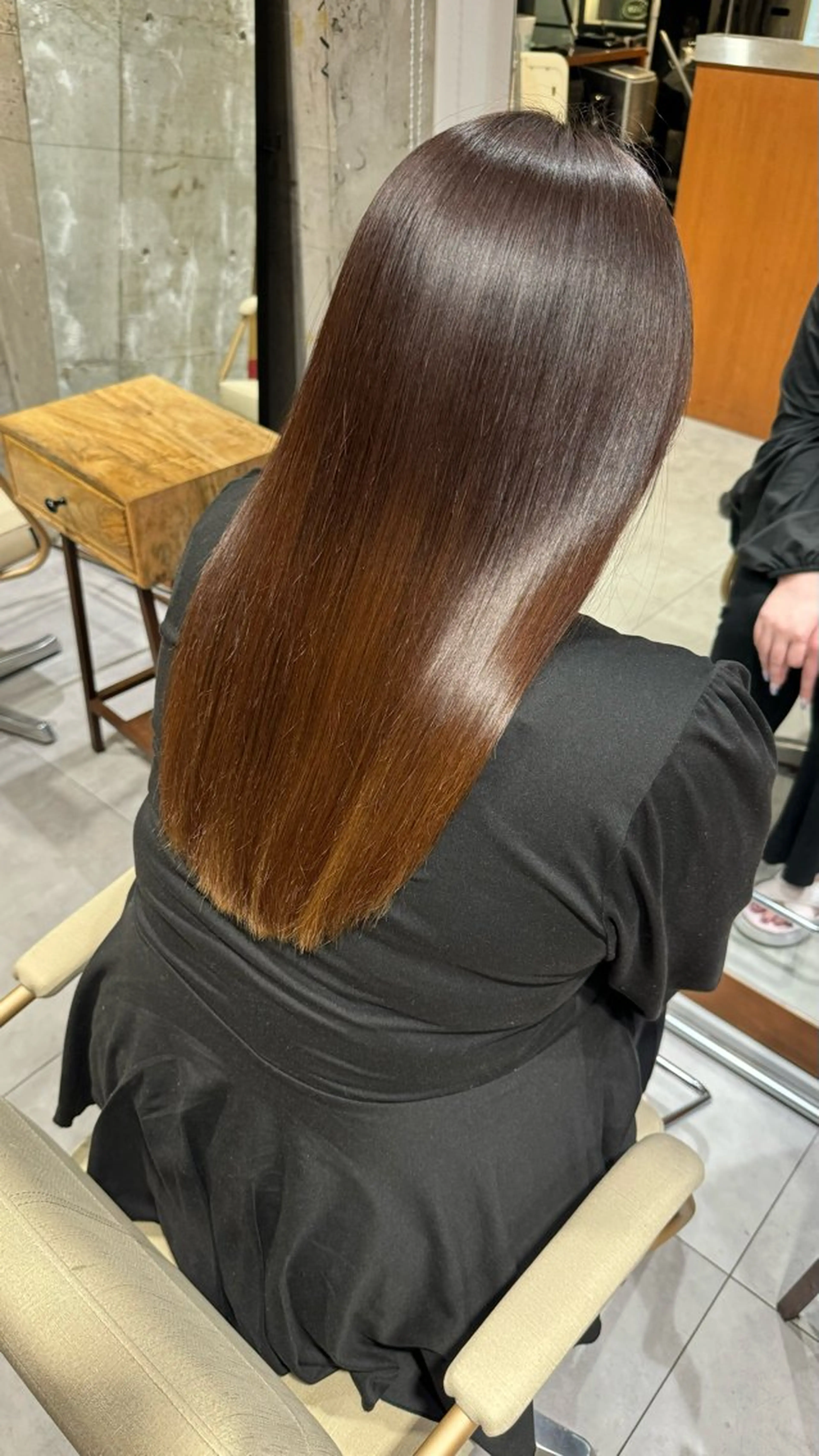 ロング esse大阪茶屋町店所属・レイヤーカット 新井田陽寿のヘアスタイル