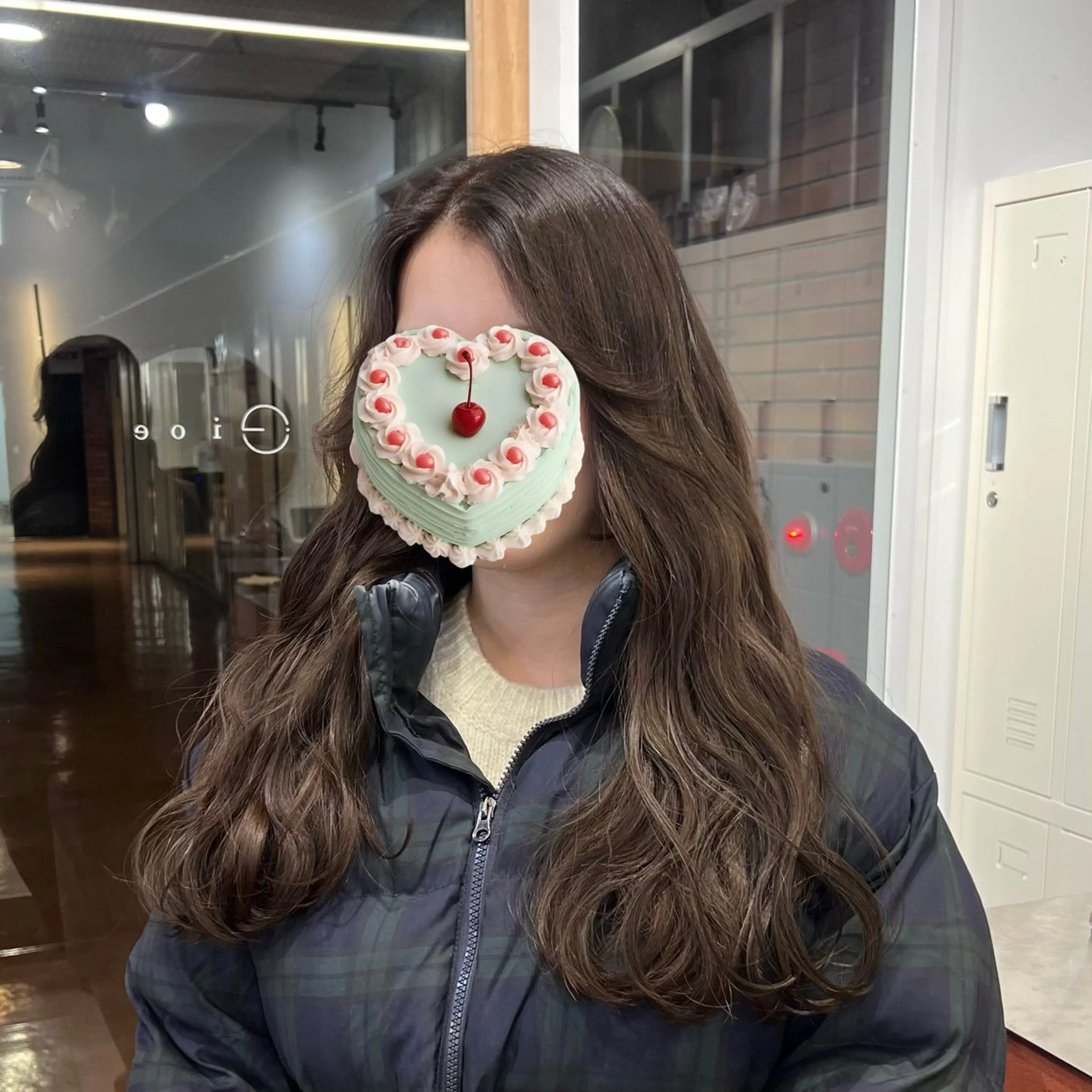 ミディアム カラー パーマ アッシュ アッシュグレー アッシュグレージュ ベージュカラー 黒髪 カット パーマ トリートメント ブリーチなし/ ベージュ/akiraのヘアスタイル