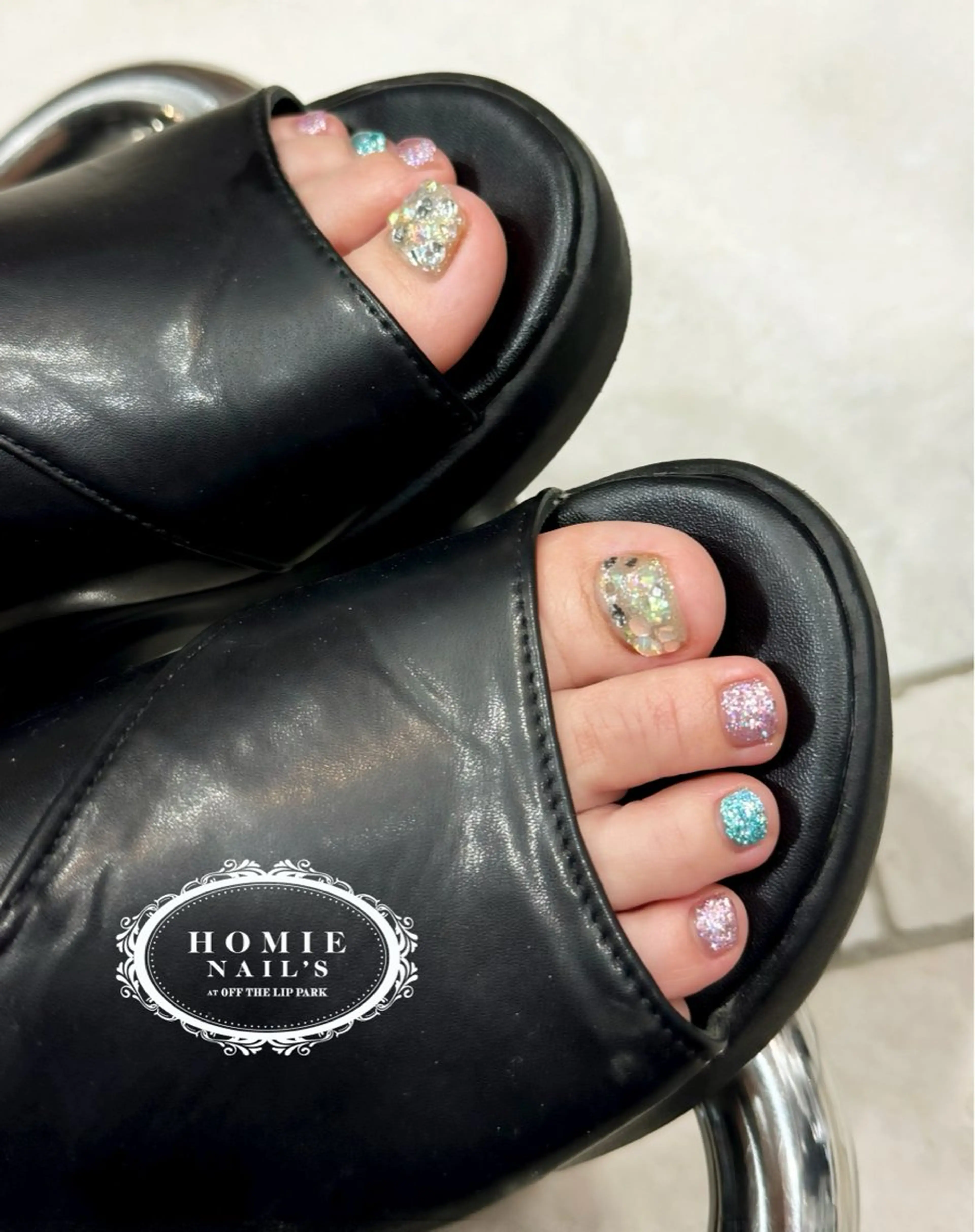 ネイル フットネイル ストーンネイル オフザリップパーク Asamiのネイルデザイン