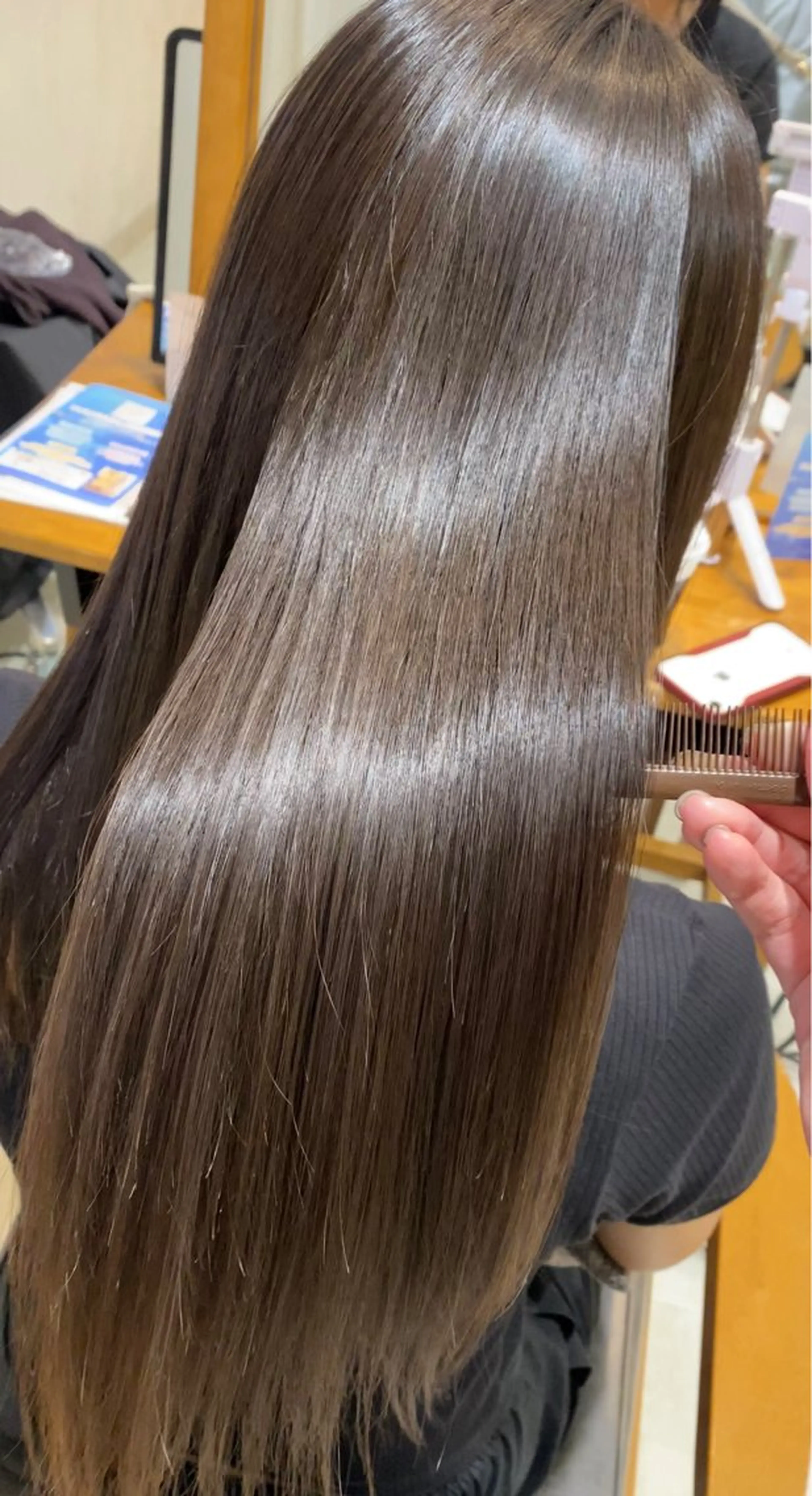 ロング mei / 艶カラー ミディアム レイヤーのヘアスタイル