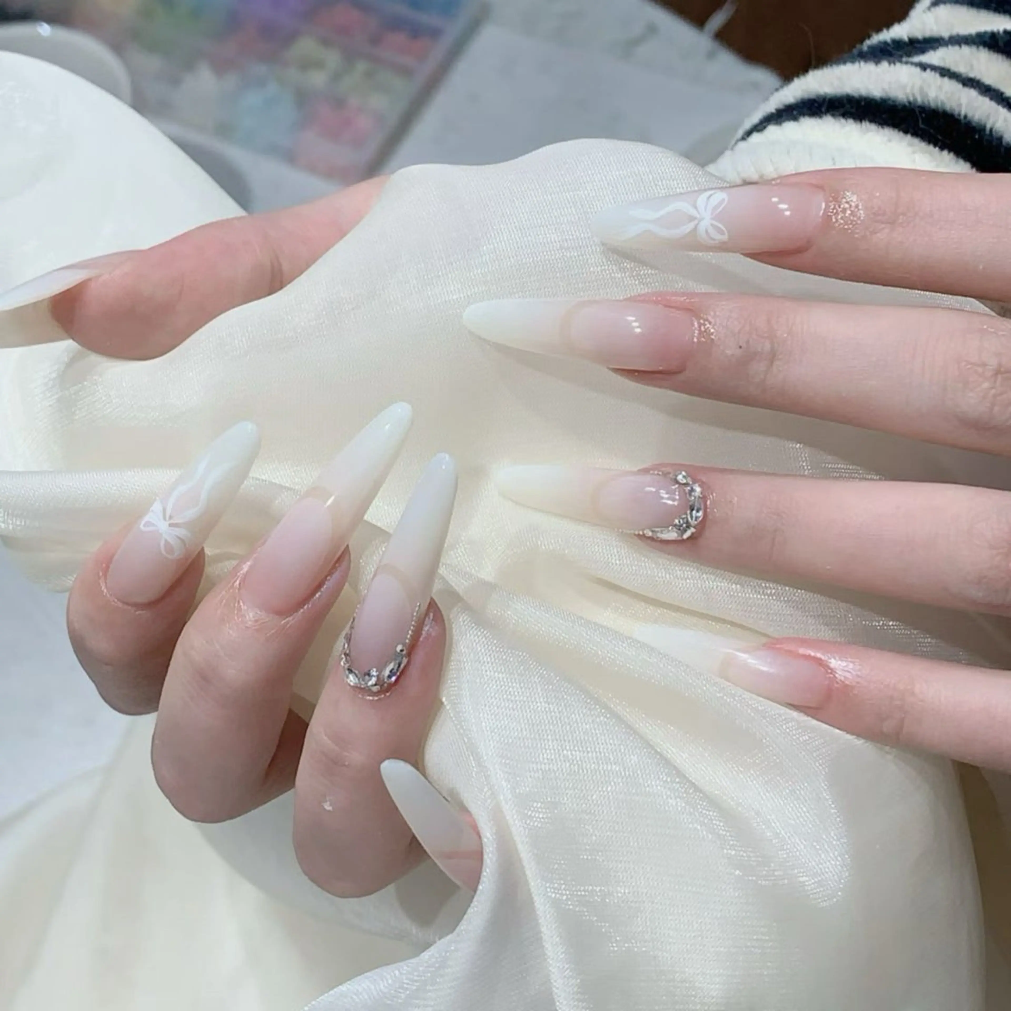 ロング ハンドネイル フットネイル ハンドケア シン メのネイルデザイン