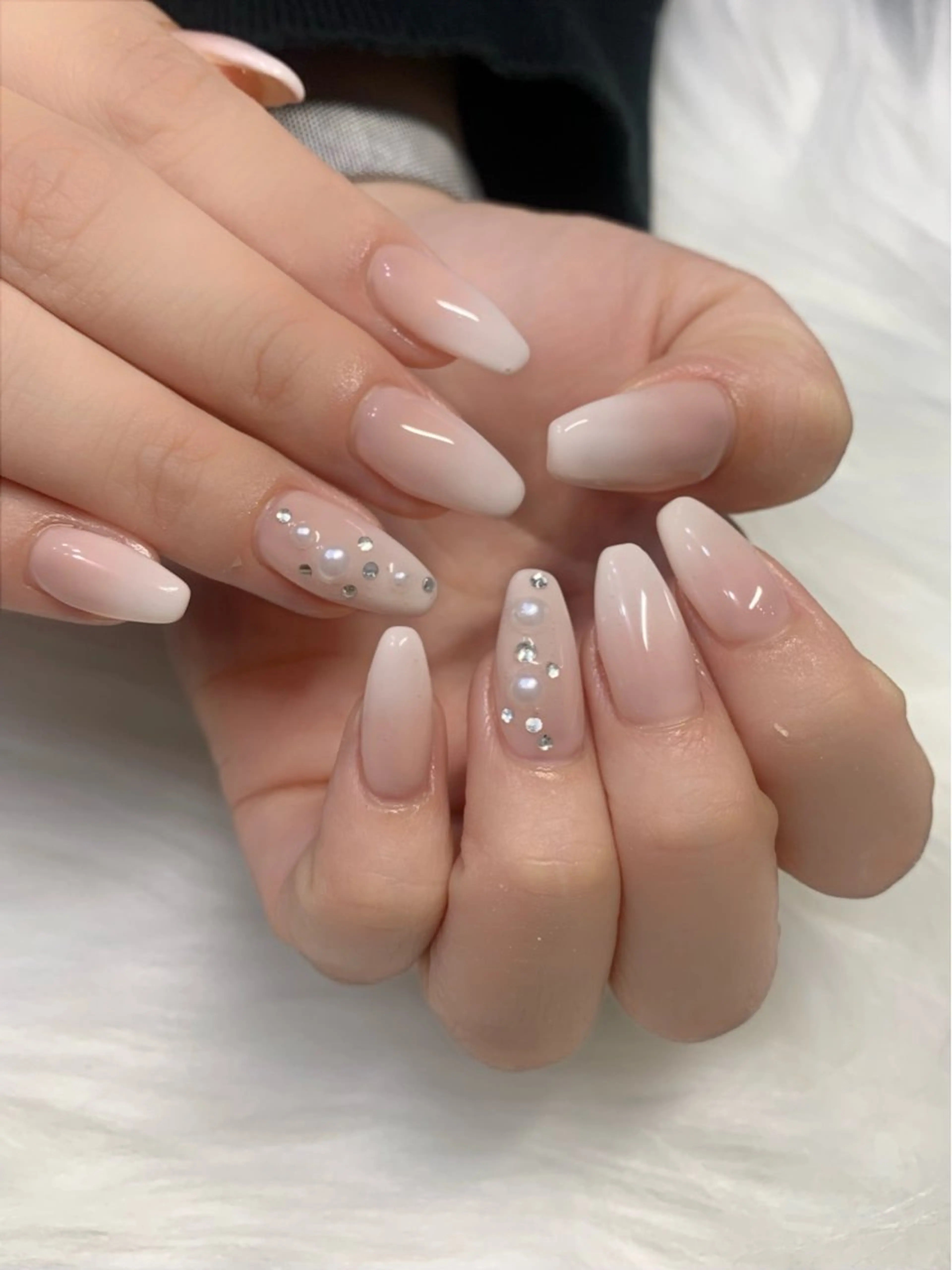 ネイル ストーンネイル Maho🦋 ワンホン／韓国ネイルのネイルデザイン