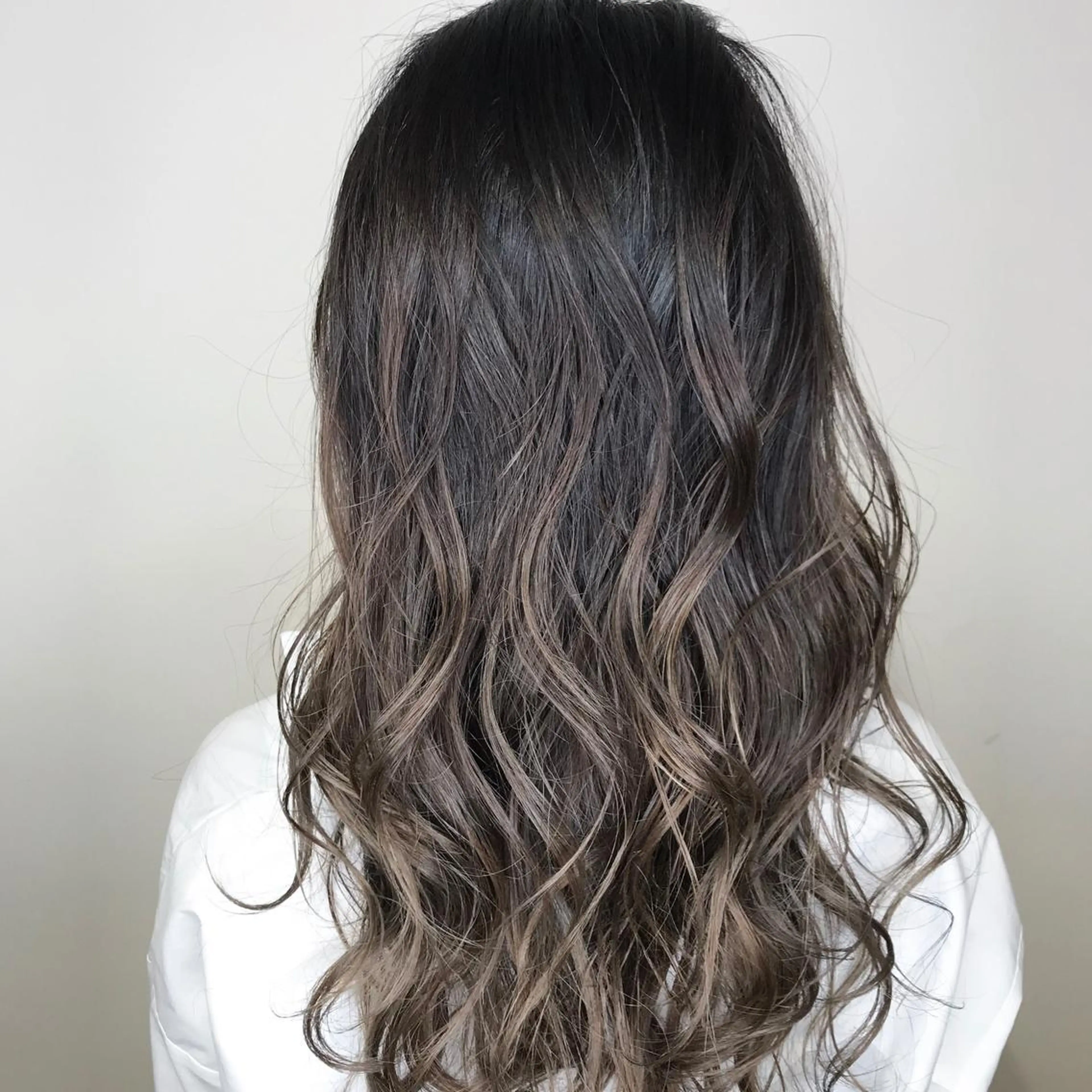 ミディアム カラー アッシュ グラデーションカラー ハイライトカラー ハイライト AMI Hair  supply所属・髪質改善カラー 韓国風レイヤーのヘアスタイル