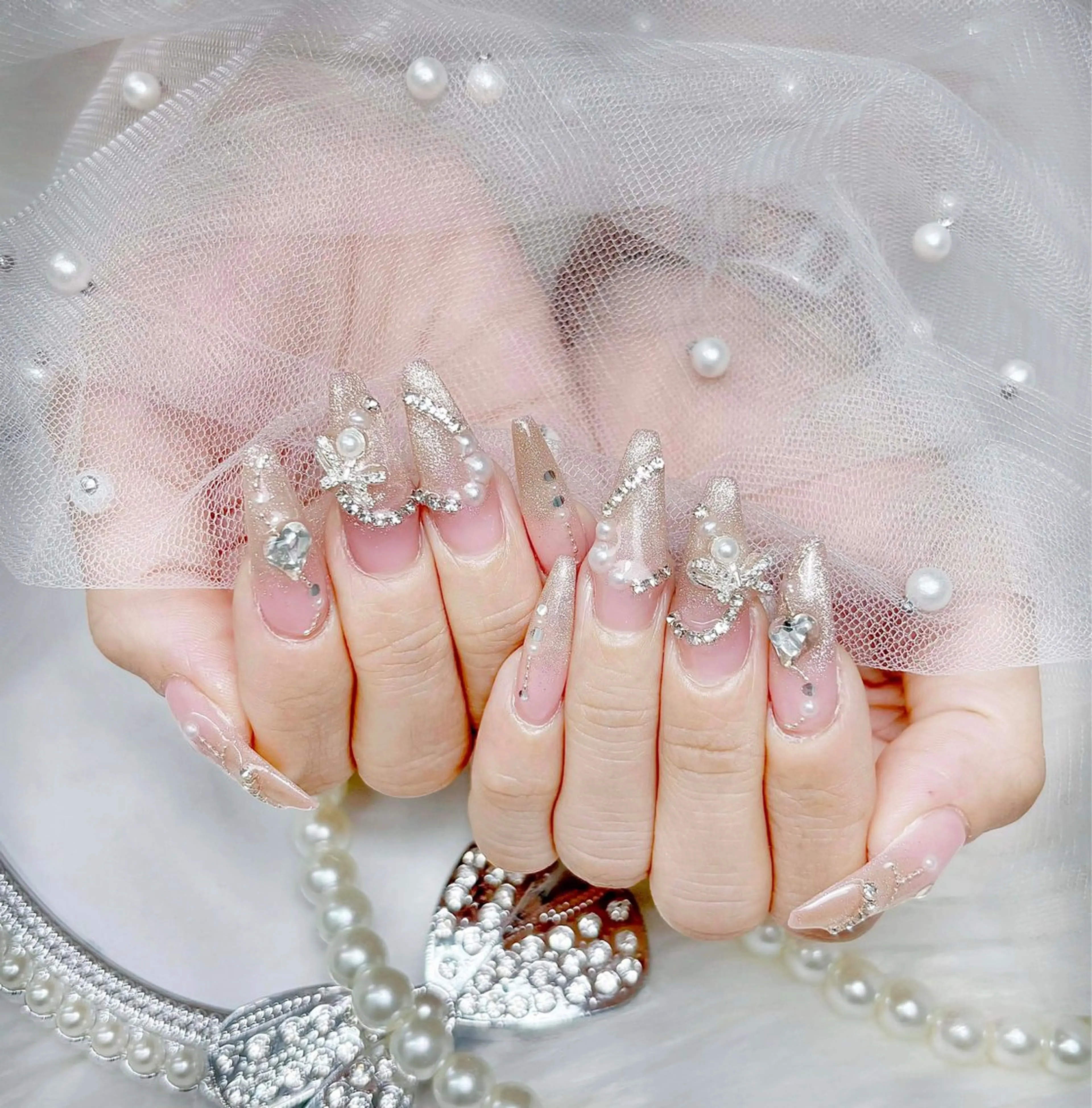 ネイル オーロラネイル ボルドー ブラウン ハート ラメ(グリッター) ハンドネイル ハンドケア Nova Nail Shinsaiのネイルデザイン