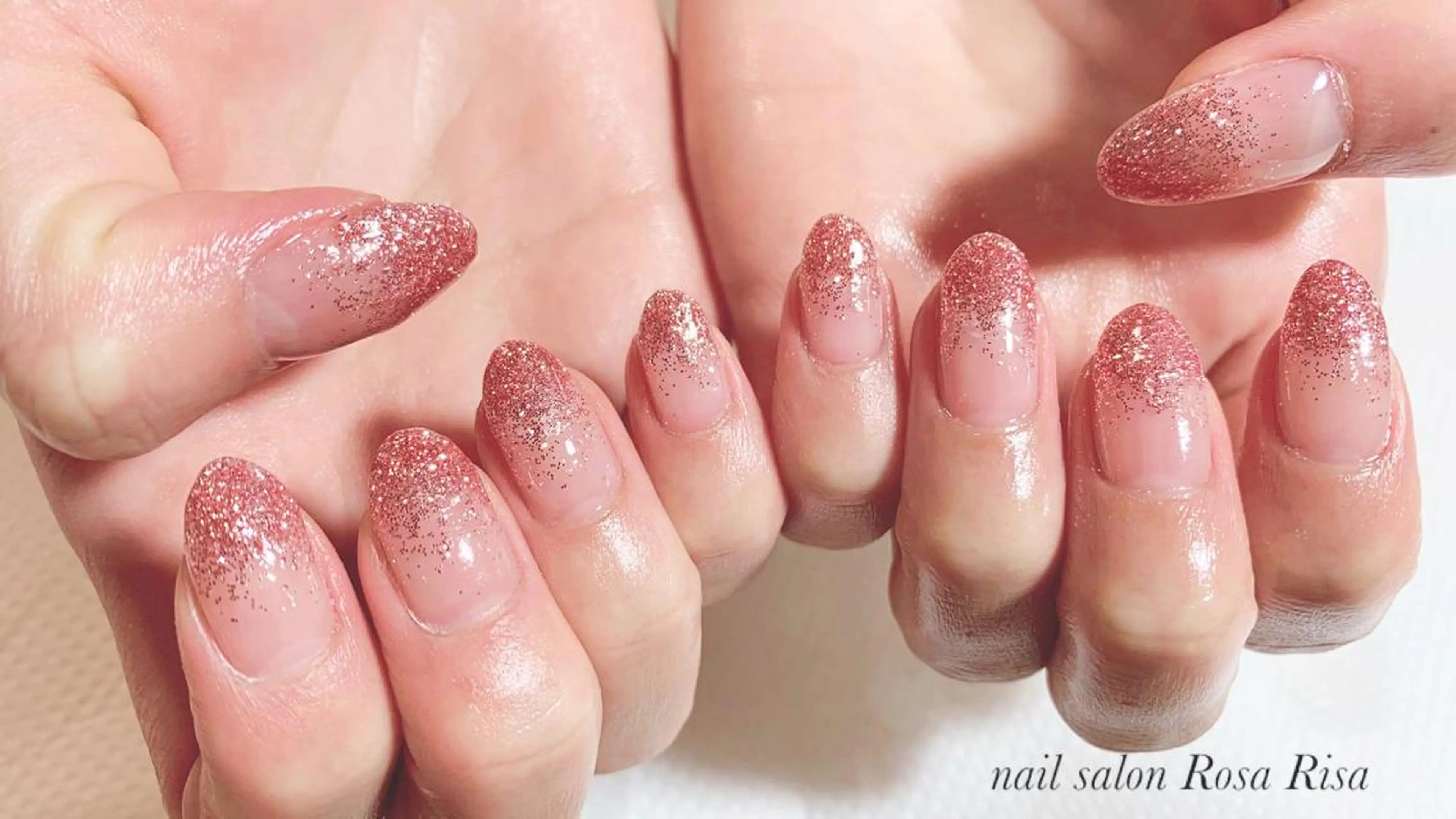 ミディアム ネイル グラデーション ラメ(グリッター) ラメグラデーション ピンク ハンドネイル ネイルスタジオ シェイクユアハンズのネイルデザイン