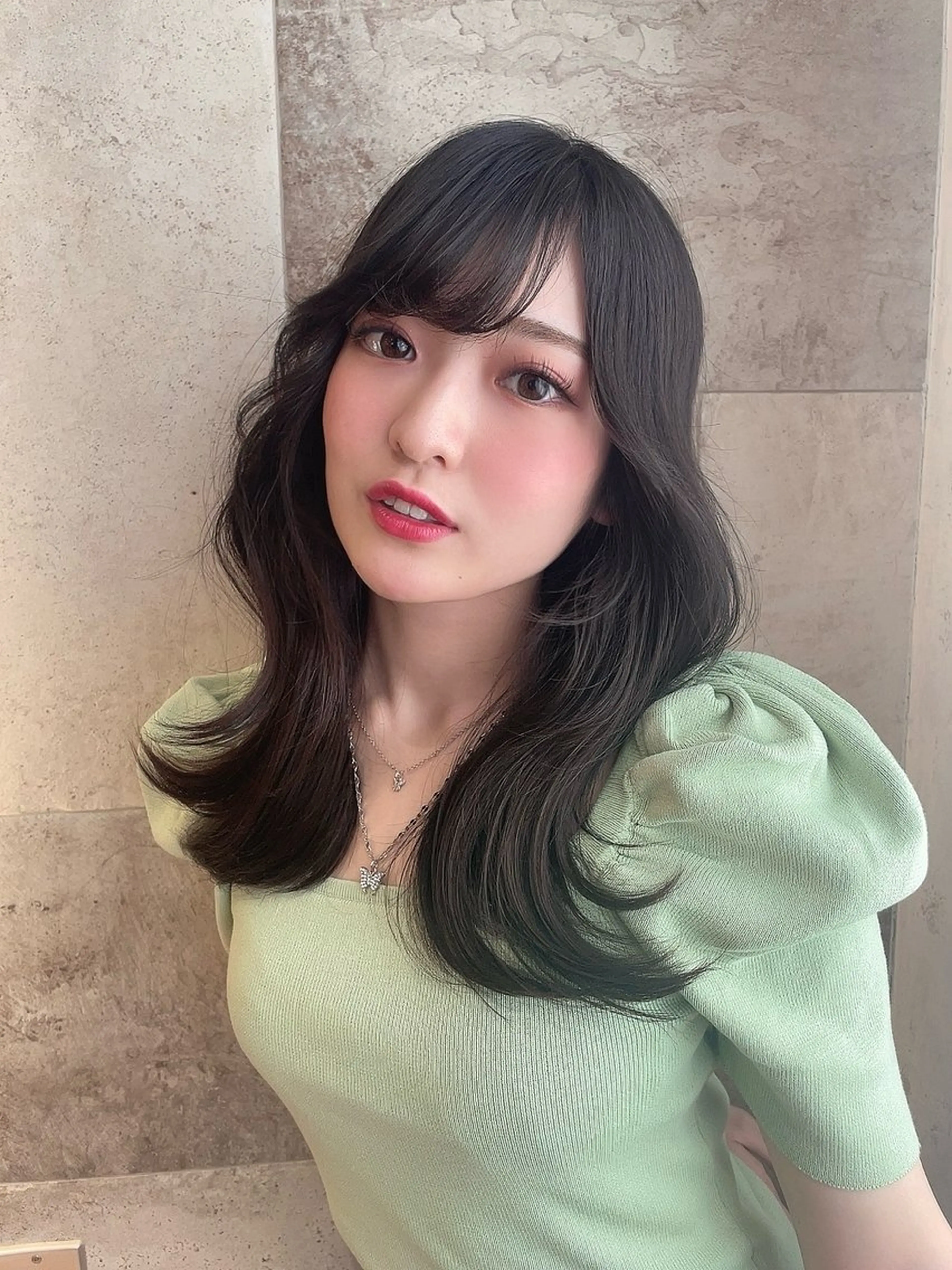 ミディアム カット ヘアカラー トリートメント Kanami/韓国風 /艶カラーのヘアスタイル