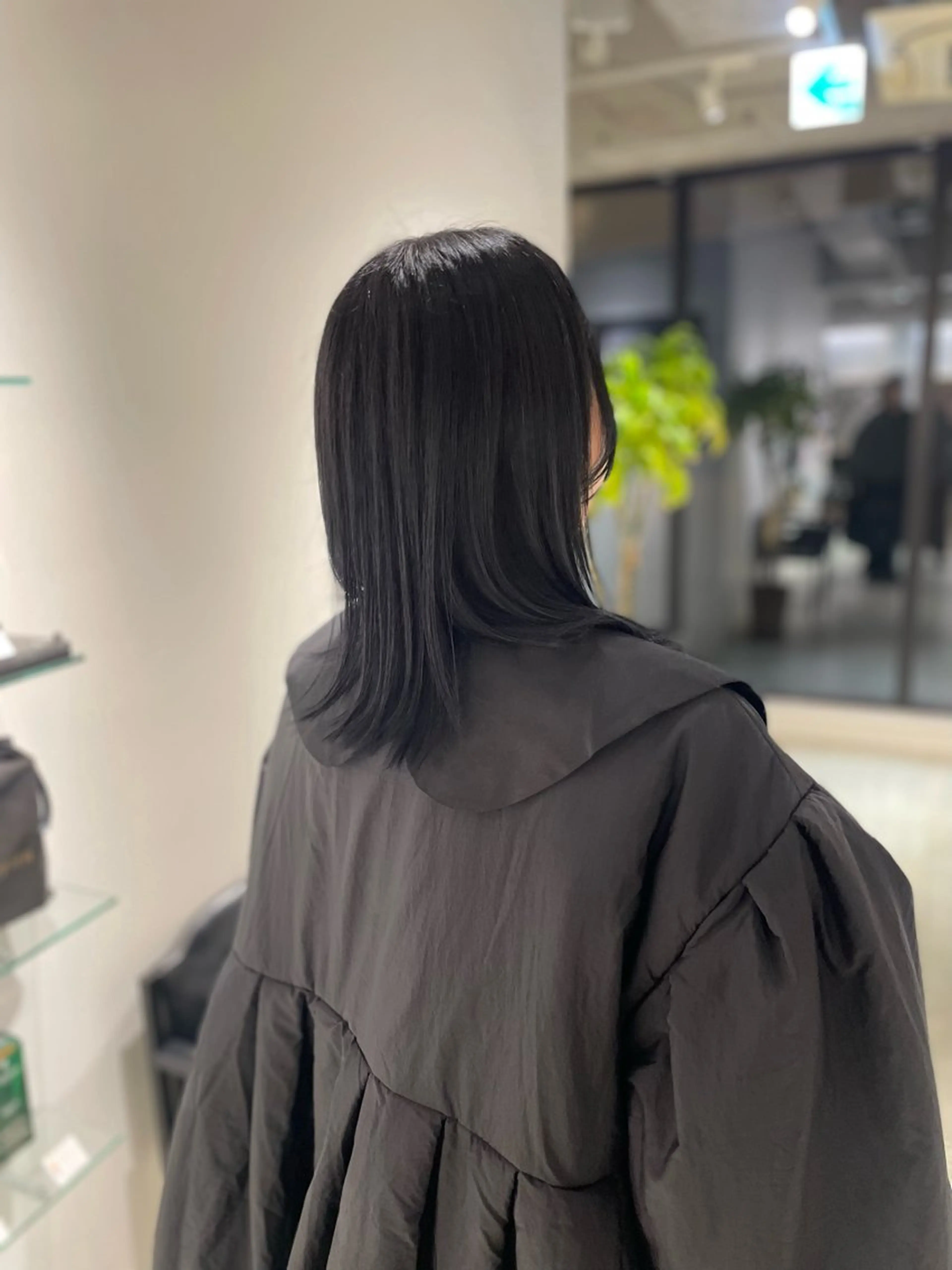 セミロング カラー 黒髪 ブリーチ ブルーカラー ブルーブラック レイヤーカット カット ヘアカラー モッズヘア　青山プリヴィレージュ店所属・山本 杏奈のヘアスタイル