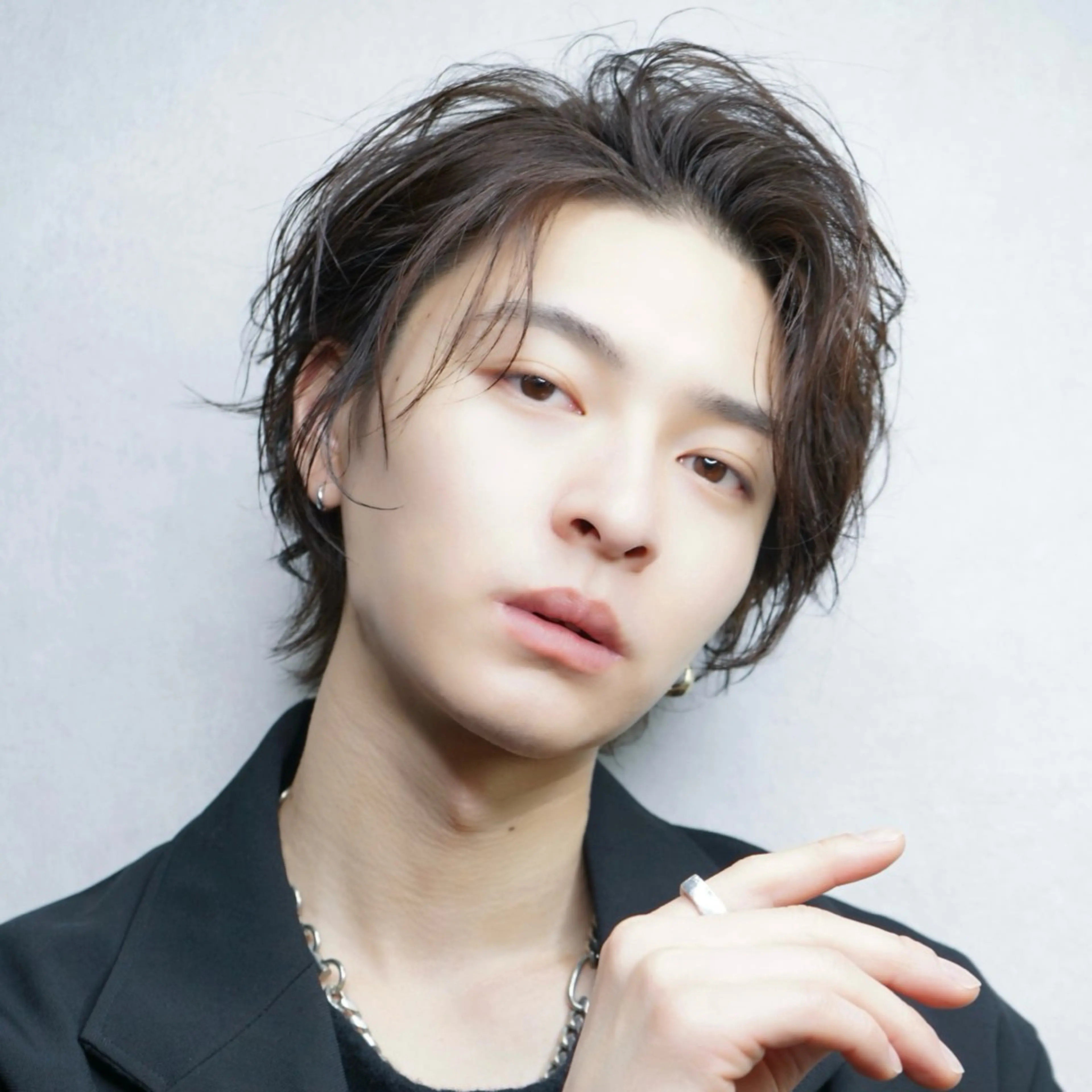 ショート パーマ メンズ かきあげバング ショートヘア カット パーマ MEN'S HAIR BLEACHi 盛岡店所属・渡辺 賢明のヘアスタイル