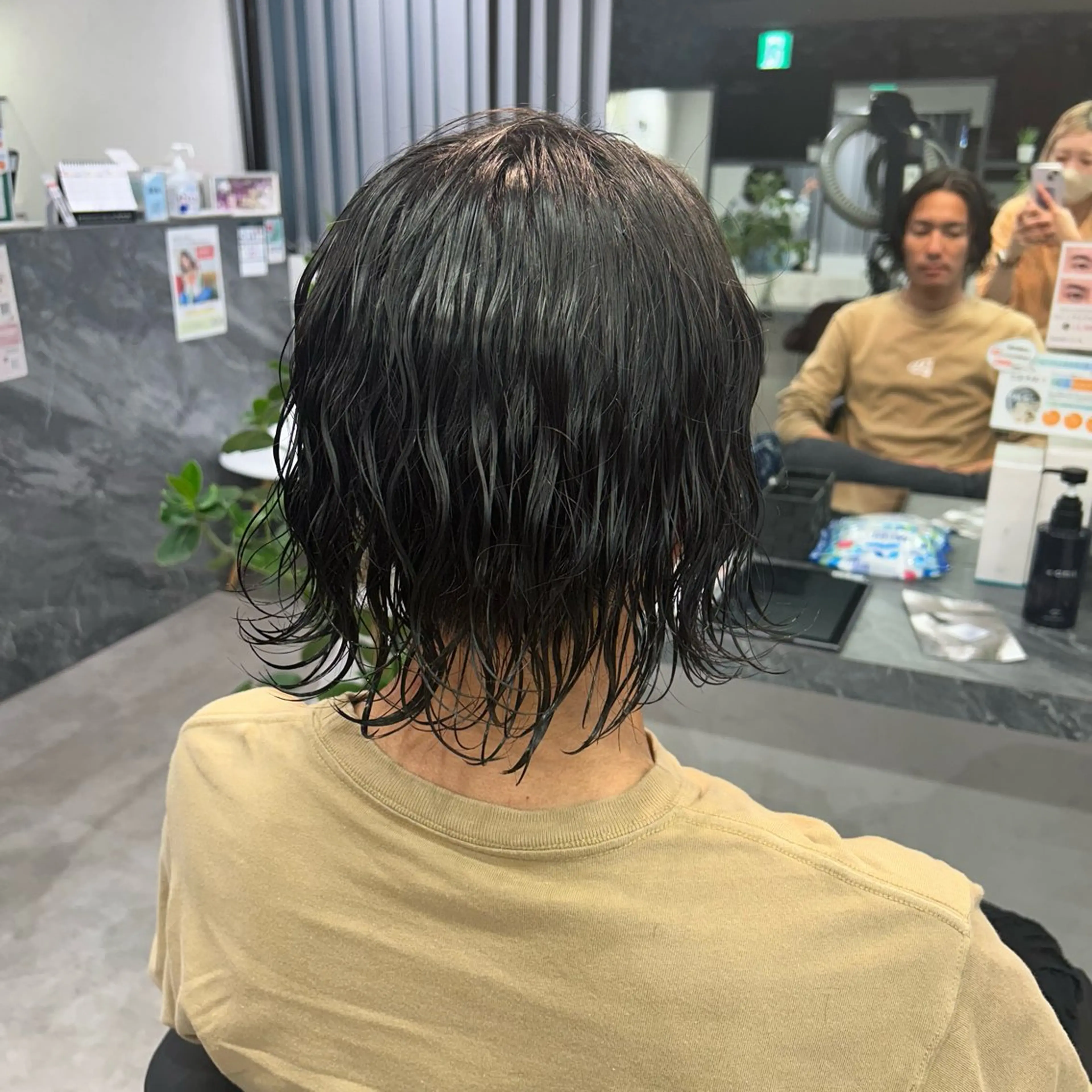 ミディアム パーマ メンズ ミディアムパーマ メンズパーマ 刈り上げ 波巻きパーマ 透明感カラー🫧 /有野ひかりのヘアスタイル