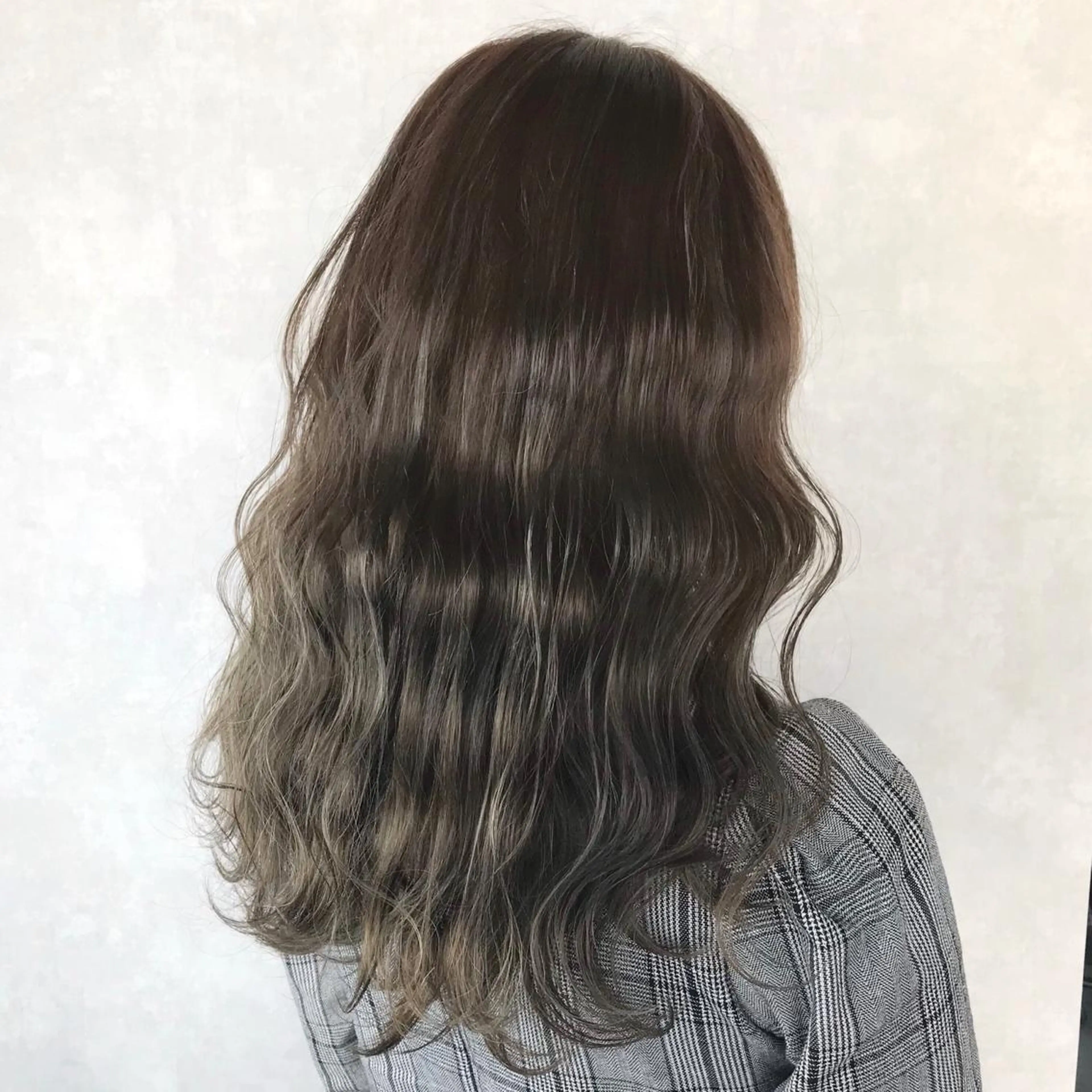 ロング カラー アッシュ アッシュグレー アッシュグレージュ ブリーチ グレージュ サロウィン所属・K-POP好き美容師 🇰🇷Kai.Yのヘアスタイル