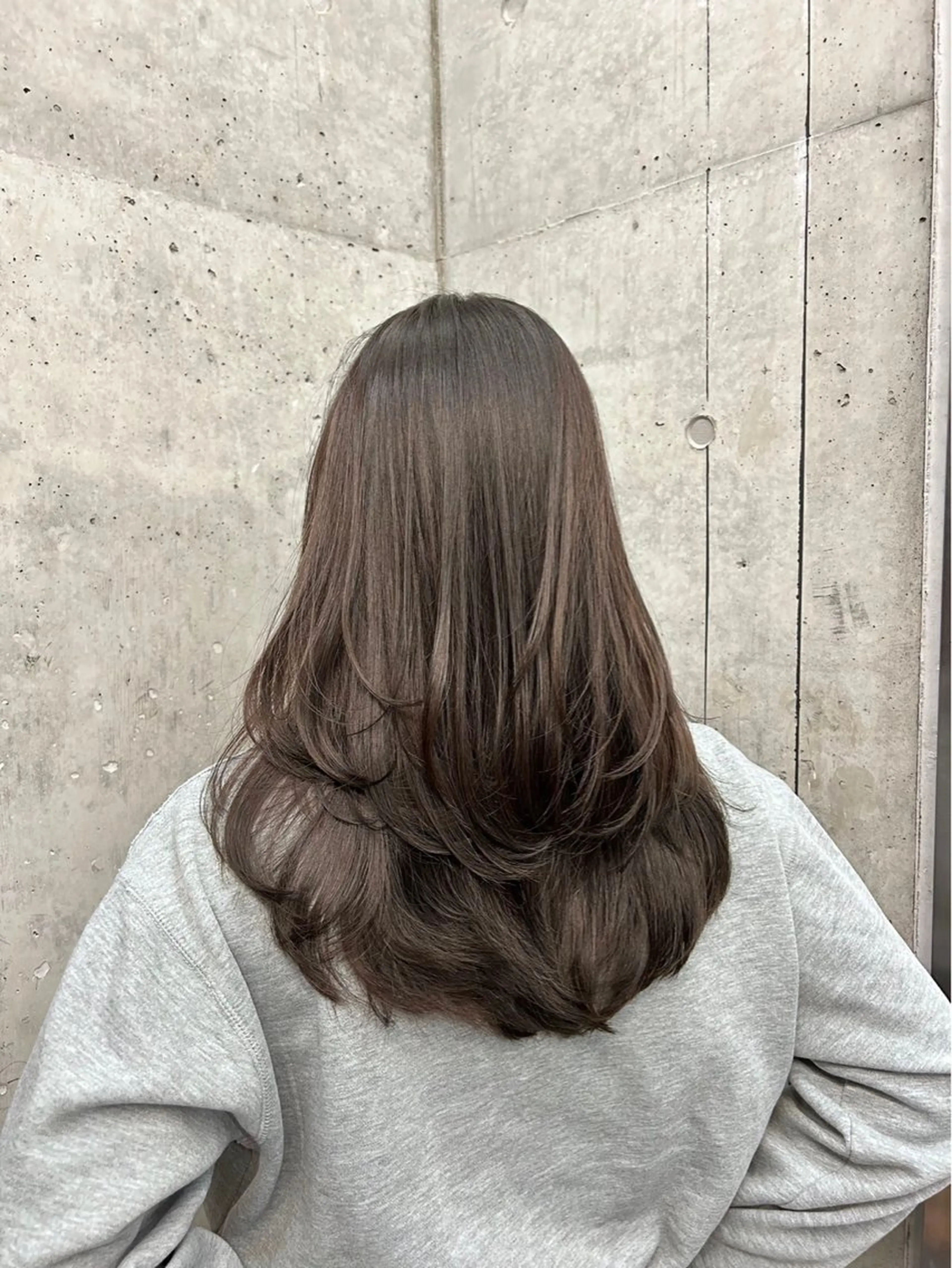 ロング カラー ベージュカラー ブリーチ オリーブベージュ まとまるレイヤー カット/透明感カラーのヘアスタイル
