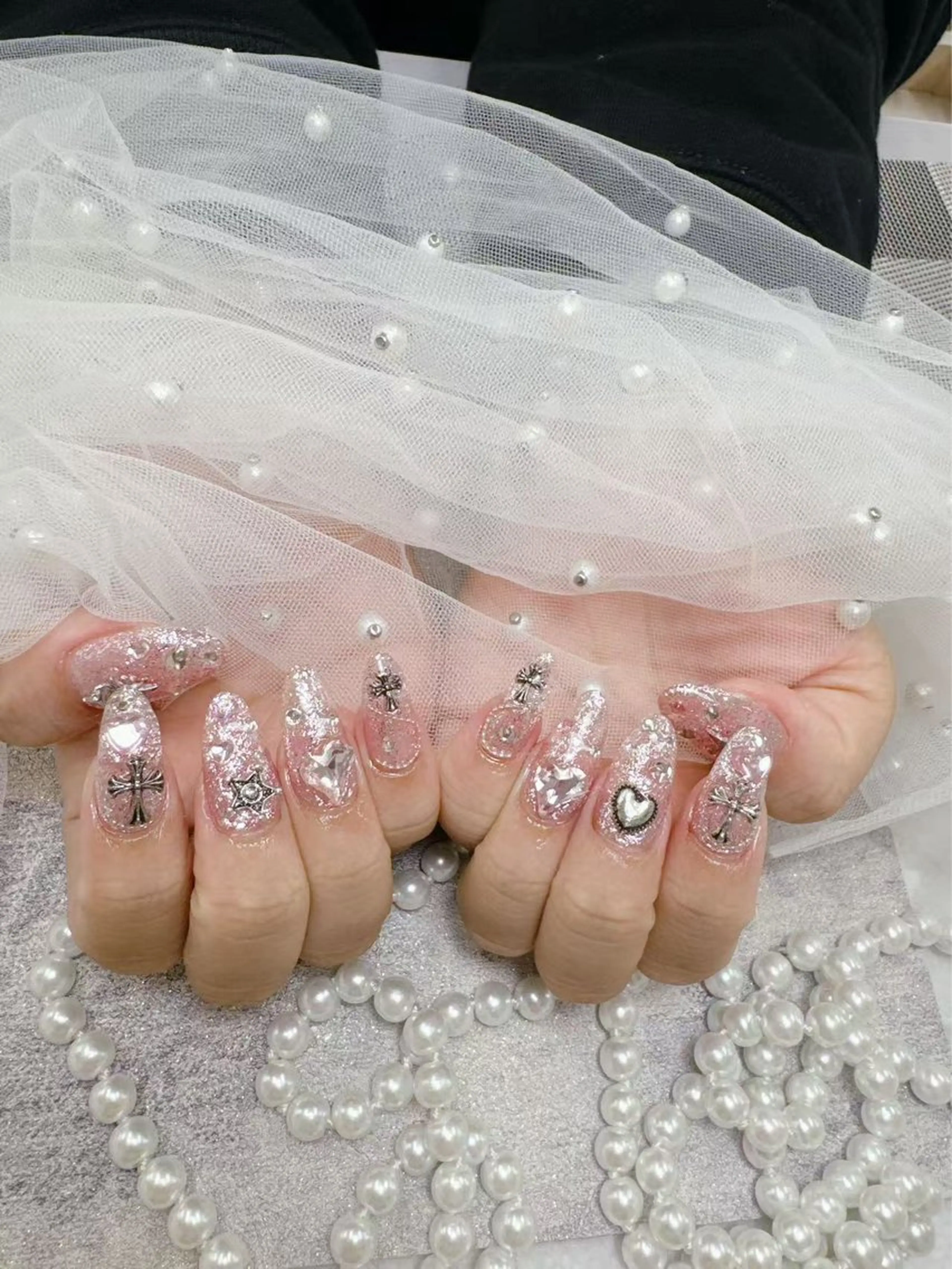 キラキラパーツつけ放題ネイル💅【ベースはワンカラー／ラメグラデーション／マグネット限定】の写真