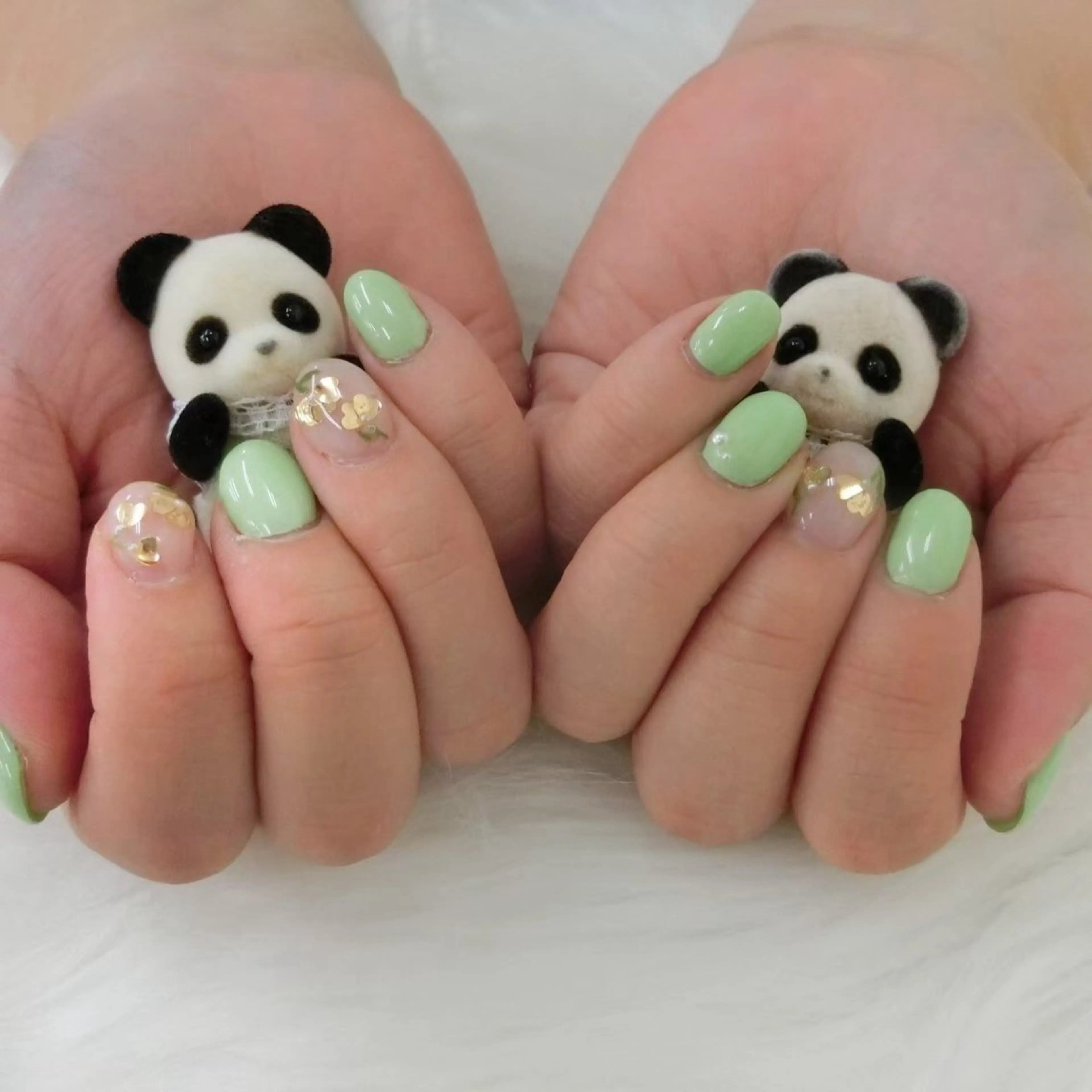 ネイル グリーン ハート パステルネイル ホワイト カラーズビューティサロン所属・ツノスエアヤカ ／つののネイルデザイン
